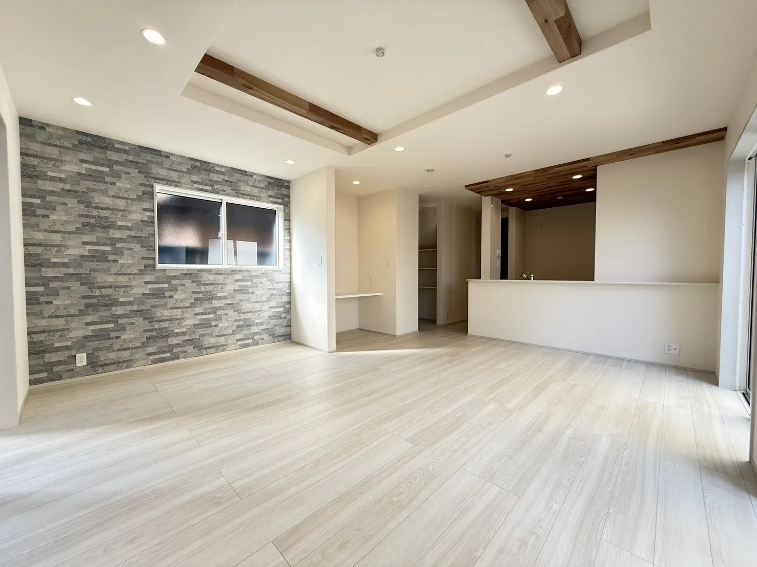 【LDK18.25帖】
アクセントクロスが特徴的なおしゃれなリビングです。