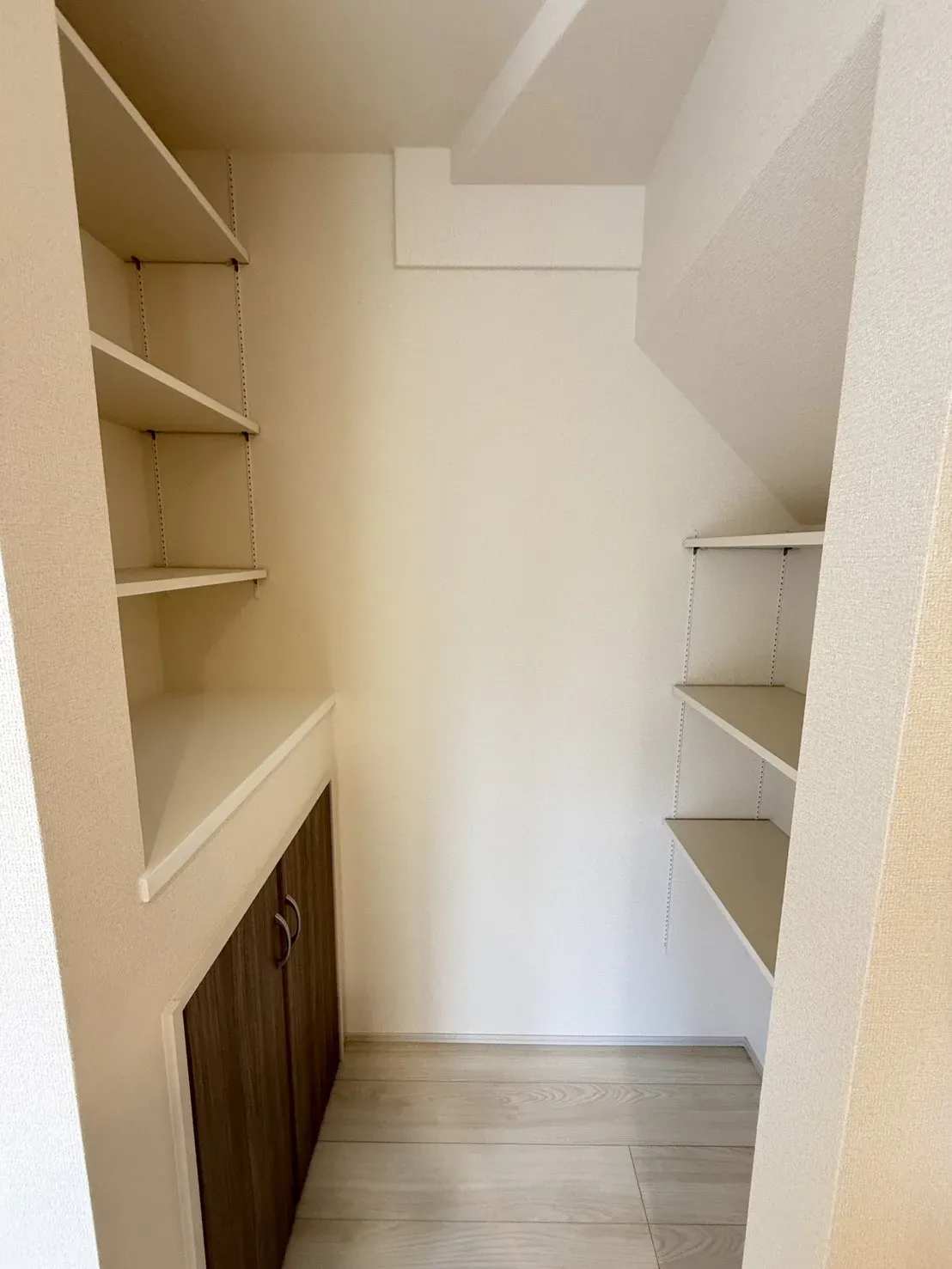 【パントリー】
キッチン横に備えつけられた収納スペースはパントリーとして活用できます!