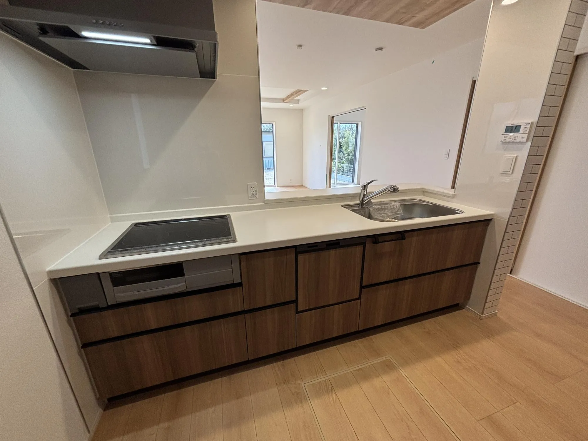 【キッチン(1号棟)】オシャレな人造大理石カウンターを採用。毎日の料理が楽しくなります。