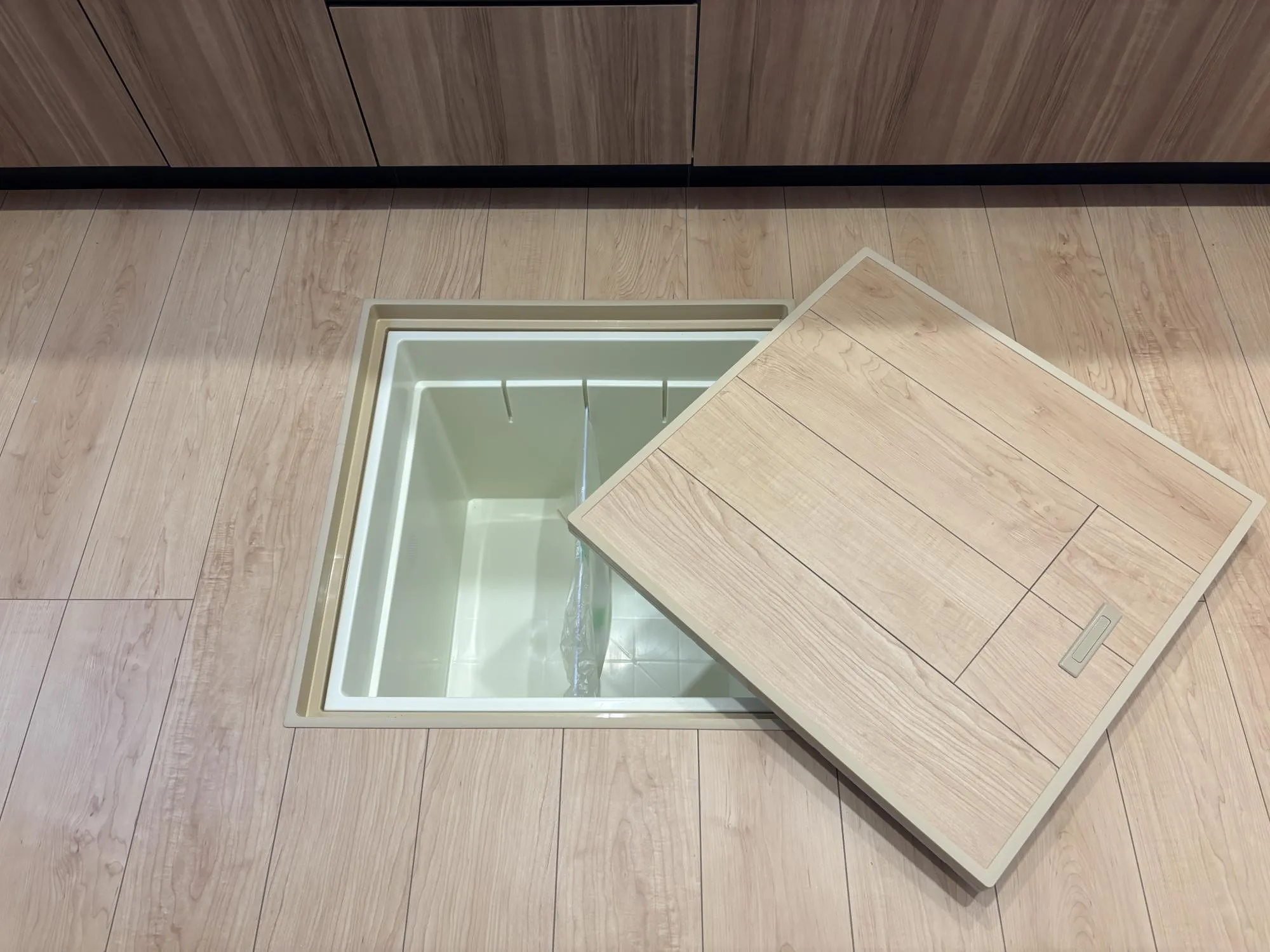 【キッチン床下収納(1号棟)】非常食や調味料などのストックをまとめて収納でき、いざという時にも安心な、使い勝手の良い収納スペースです。