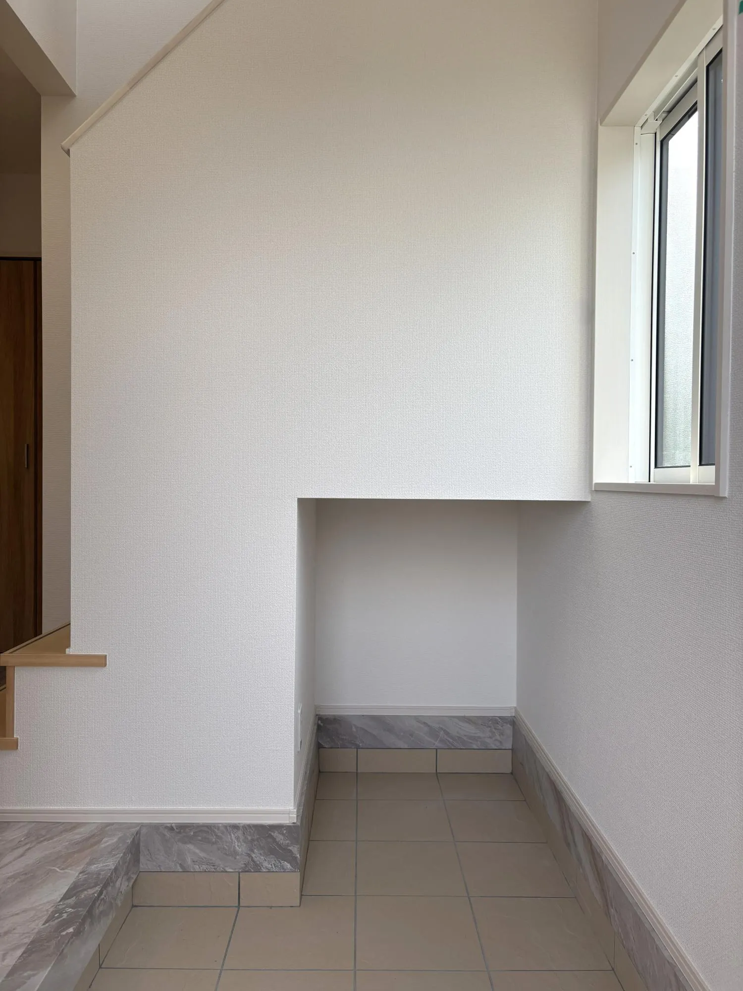 【玄関土間収納(1号棟)】玄関土間に設けた収納は、靴はもちろん、外遊び用品や掃除道具も出し入れしやすく、玄関まわりをすっきり保てます。