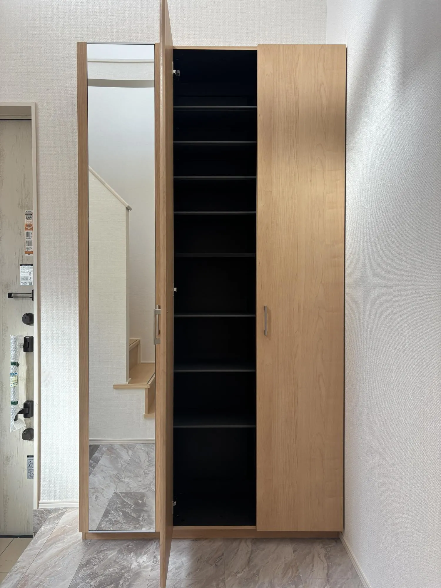 【玄関(1号棟)】大型シューズボックスを設置。全身鏡がついているのもうれしいですね。