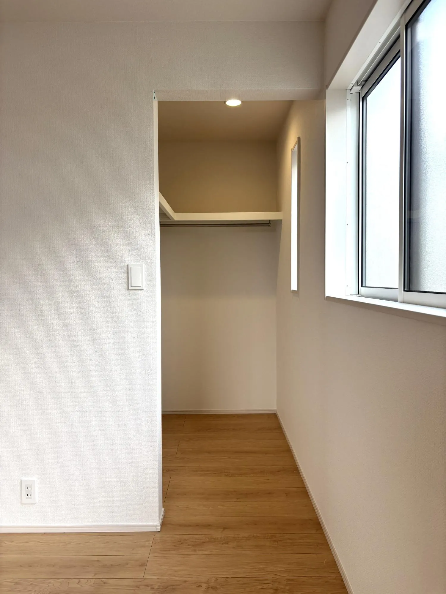 【7.0帖洋室WIC(1号棟)】衣類やバッグ、季節の家電まですっきり収納できる大容量のウォークインクローゼット。収納場所を一か所にまとめることで探す手間も減り、家全体が片付きます。