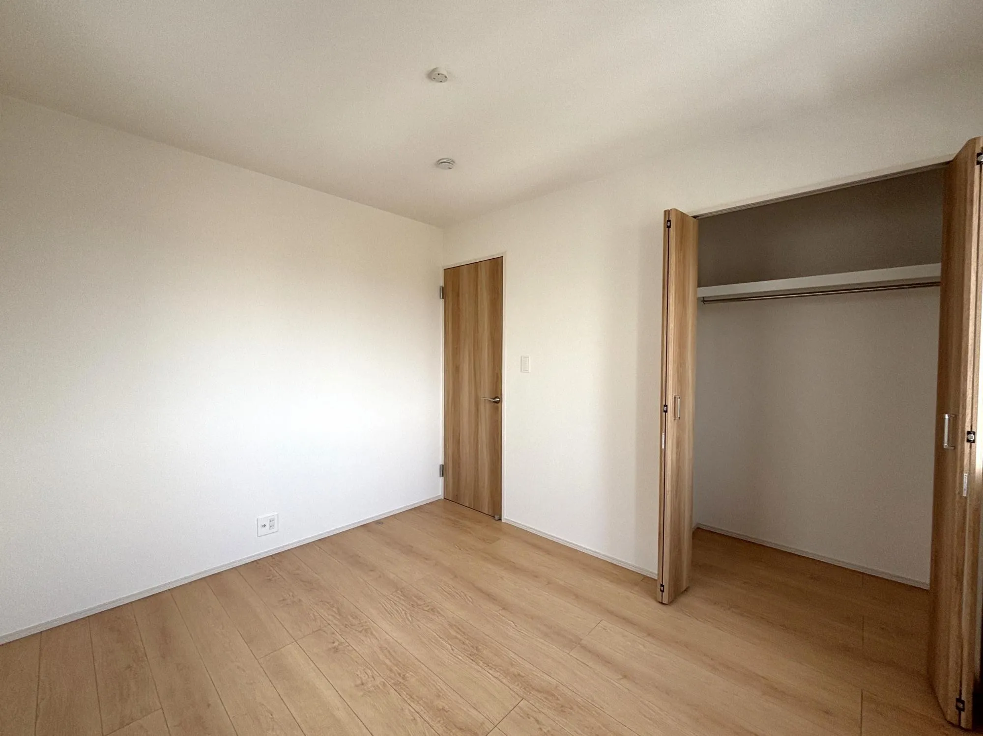 【5.25帖洋室(1号棟)】ほどよい広さで集中しやすく、仕事部屋としても利用できます。