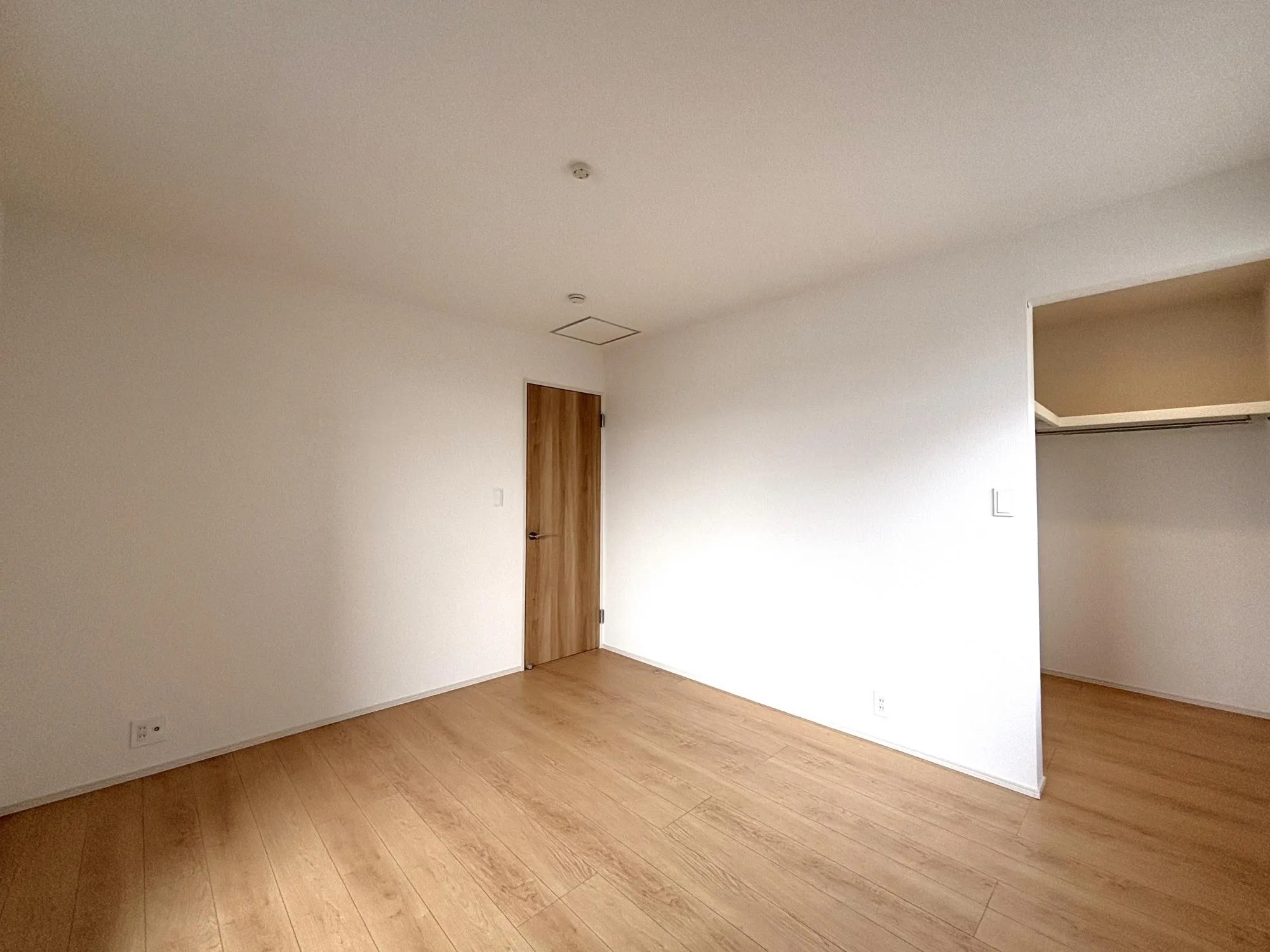 【7.0帖洋室(1号棟)】ダブルベッドの設置も検討でき、1日の疲れをゆっくり癒せる、落ち着きのある広さの主寝室です。