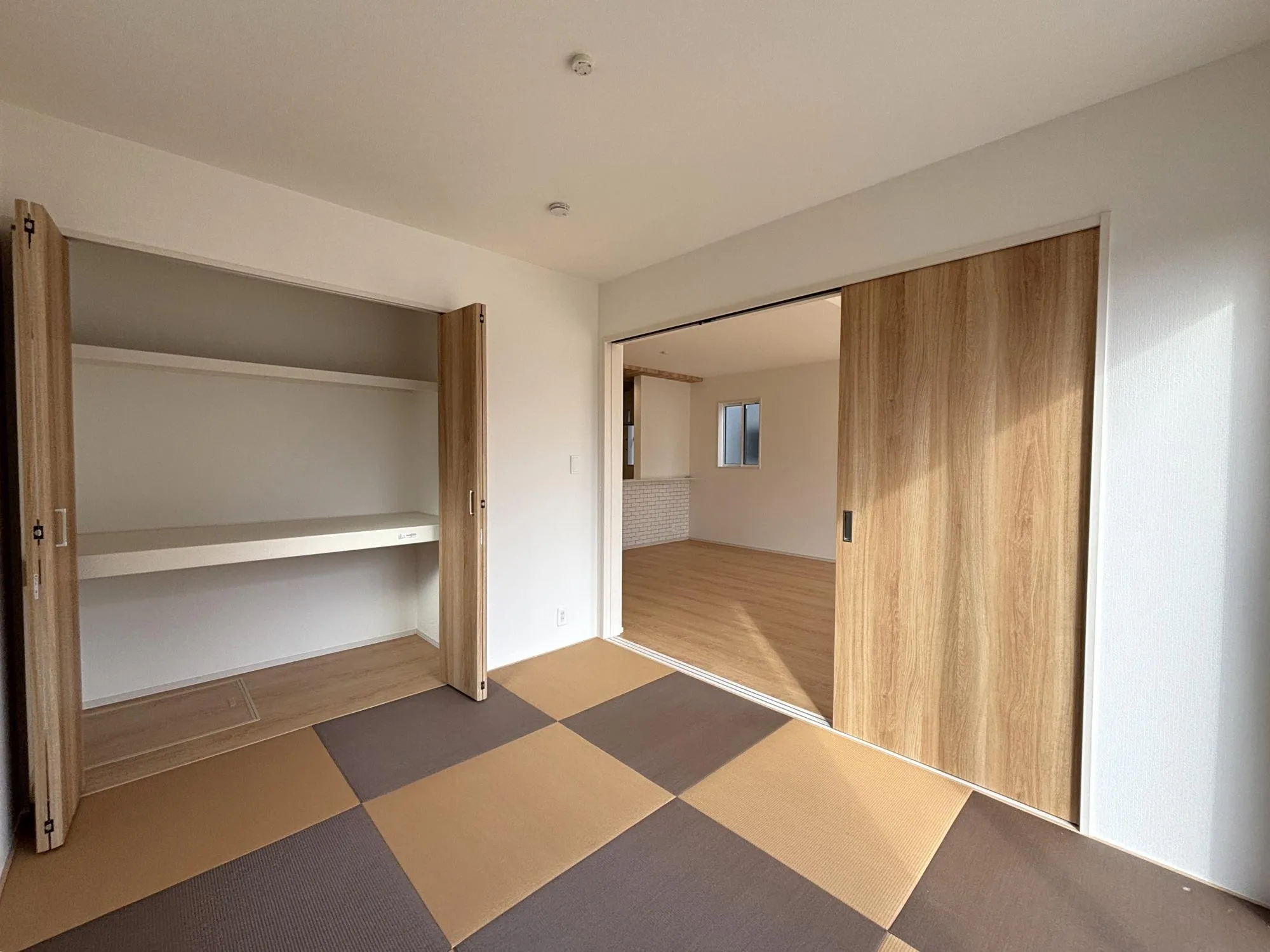 【和室(1号棟)】お子さまの遊び場や客間としても使える和室。日常にも特別な時間にも寄り添う、万能な一部屋。