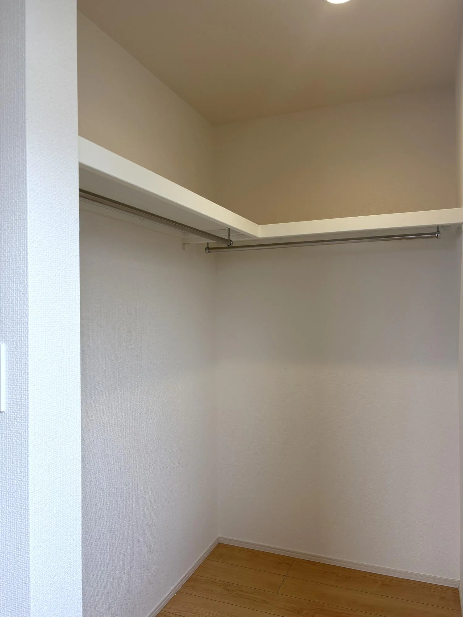 【7.0帖洋室WIC(1号棟)】主寝室にウォークインクローゼットを設けることで、起床から身支度までの動線がスムーズになり、忙しい朝も快適に過ごせます。