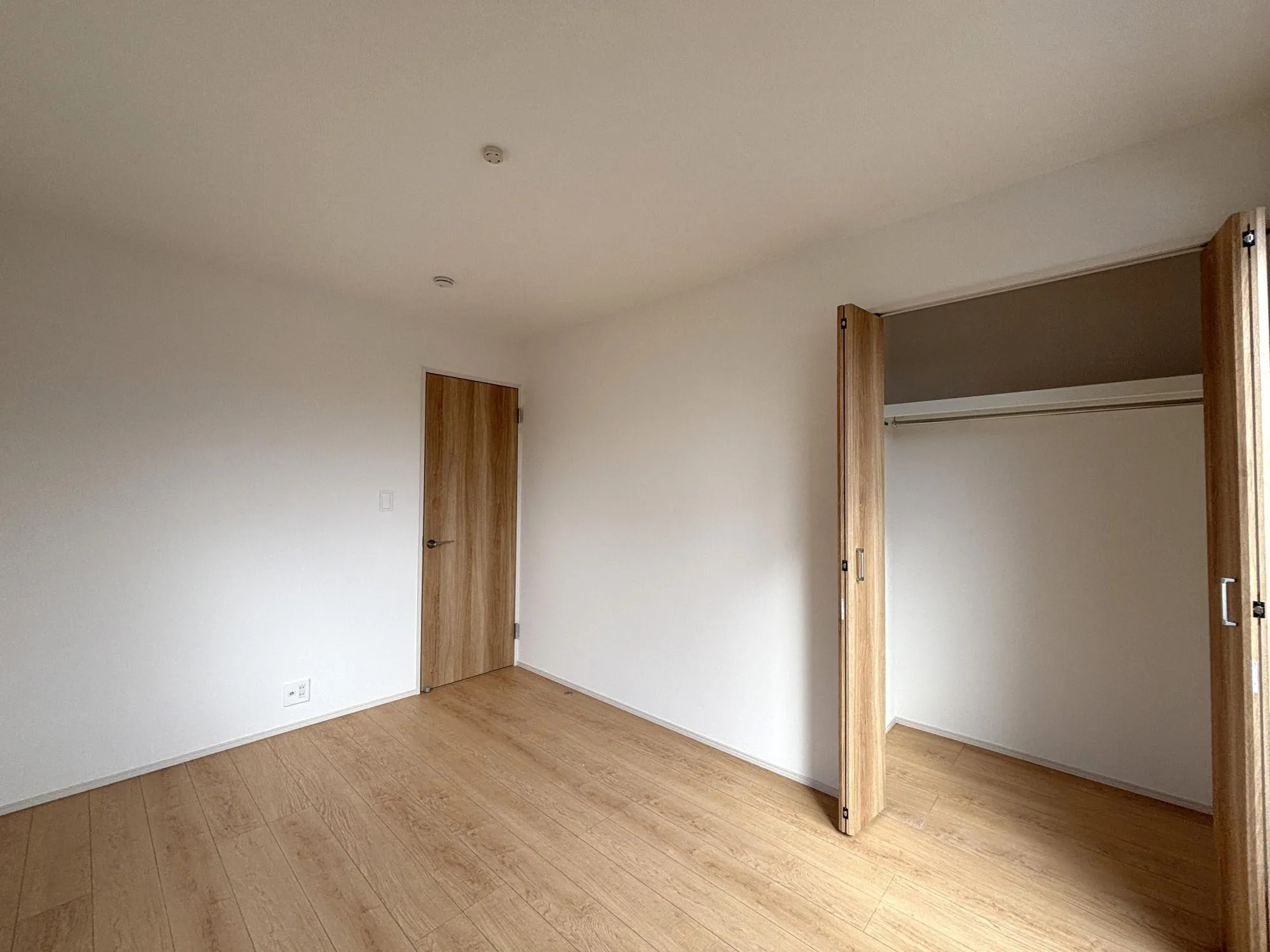 【6.0帖洋室(1号棟)】用途に応じて使い分けできる収納スペース。衣類・季節物・趣味用品など、暮らしに合わせて活用できます。