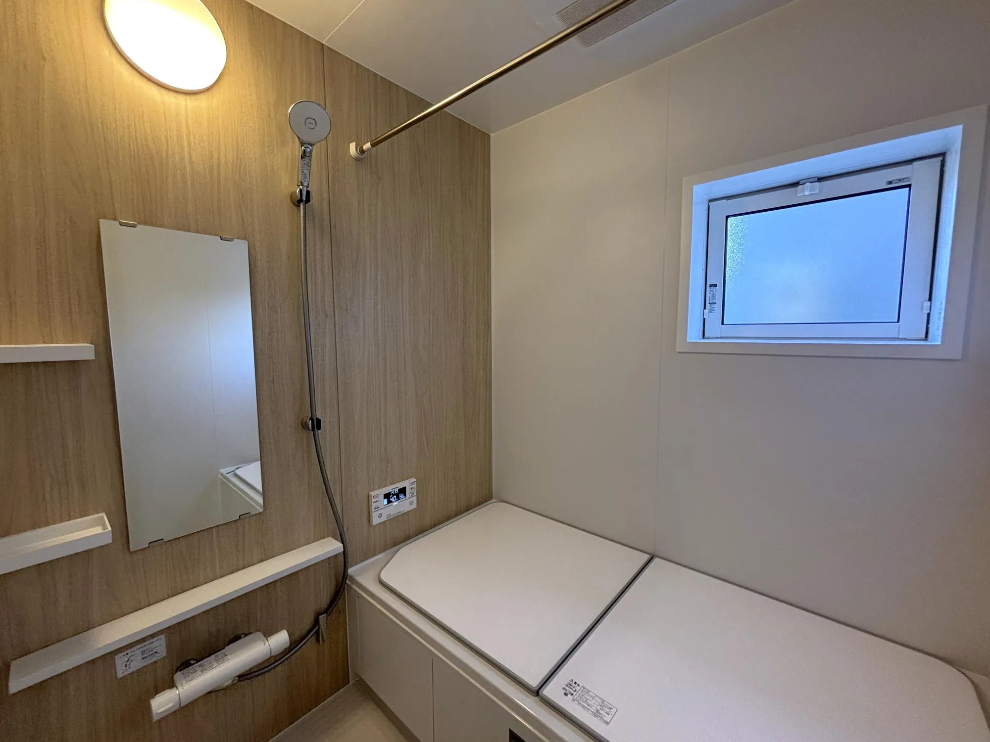 【浴室(1号棟)】洗面台と同じウッド調パネルで仕上げ、やさしく温もりのある、統一感のある空間に仕上げました♪