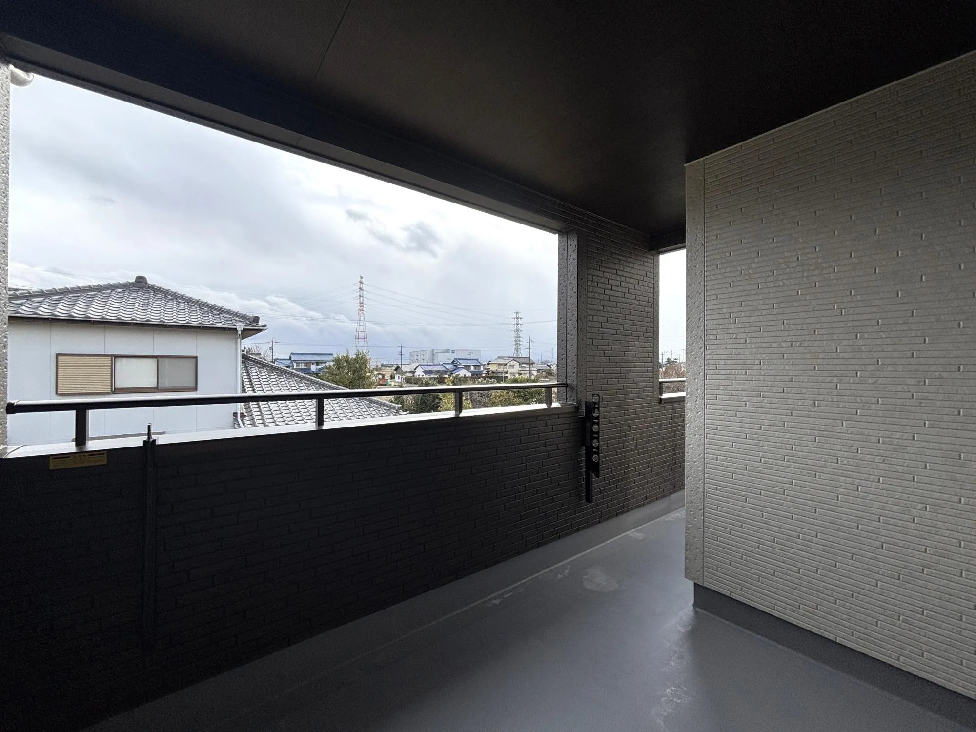 【バルコニー(1号棟)】洗濯物もたくさん干せる奥行のある南向きインナーバルコニー。