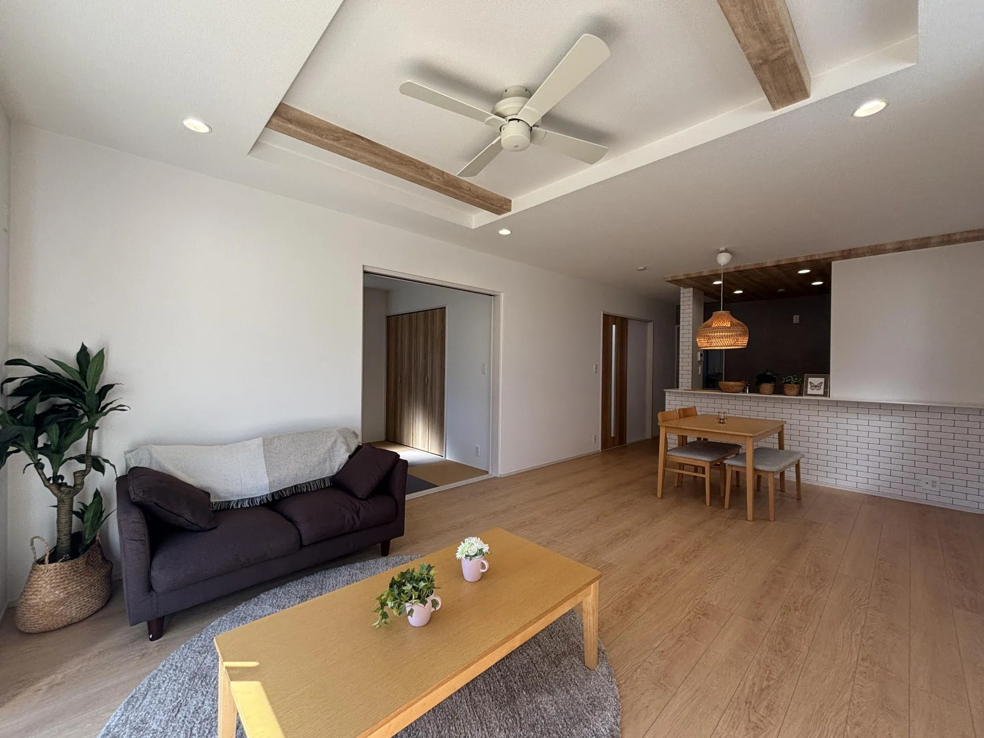 【リビング(1号棟)】※掲載写真の家具・小物等は生活イメージを表現するために設置しているもので、販売価格には含まれておりません。お引渡し時には撤去いたします。