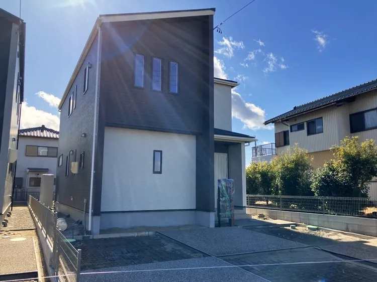 【外観写真(1号棟)】18帖の広々としたリビングは、一体利用可能な和室が隣接◎2階廊下の大型収納(WIC)と広々としたバルコニーで導線のいい設計♪