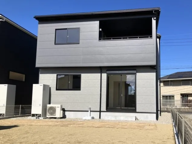 【外観写真(2号棟)】住宅ローン減税や固定資産税などの税制優遇を受けられる長期優良住宅。「耐震等級3」&地震に強い「制震ダンパー」を採用し耐震性にも配慮しています。