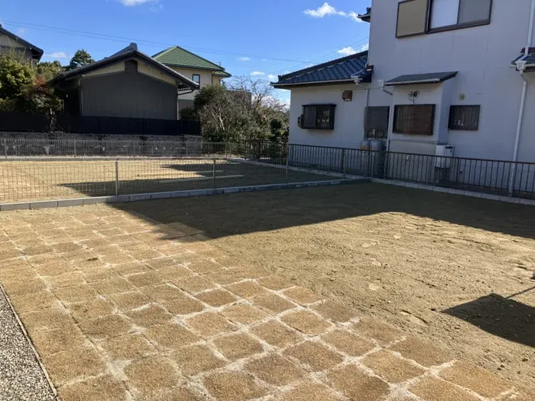 【庭(2号棟)】敷地全体を有効に活かした配置計画が、建物の美しさと庭の開放感を両立。分譲地ならではの統一感の中で、確かなゆとりを感じられる一邸です。