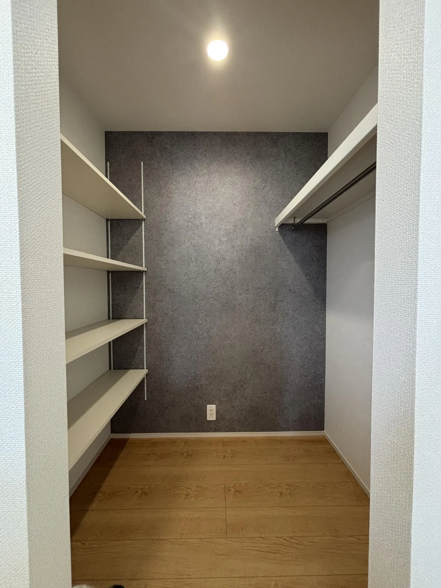 【2階廊下WIC(1号棟)】2階廊下には可動棚とハンガーパイプが備わったウォークインクローゼットを採用。家族みんなが使いやすく、生活動線もスムーズに。