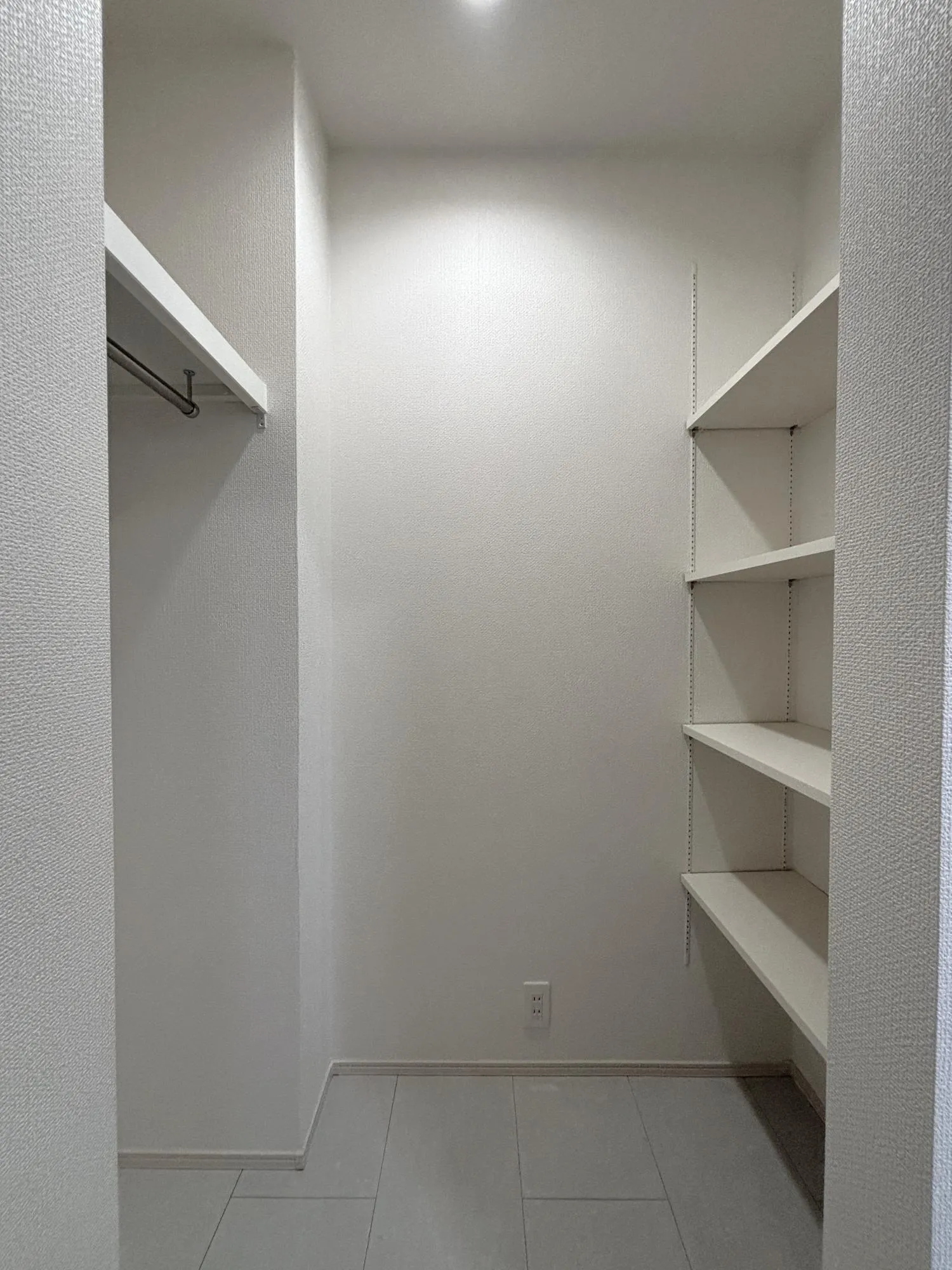 【1階廊下収納(2号棟)】玄関からリビングへと続く廊下に便利な収納スペースを設置。衣服や日用品のストックをまとめて収納できるから、生活感を出さずにすっきり♪