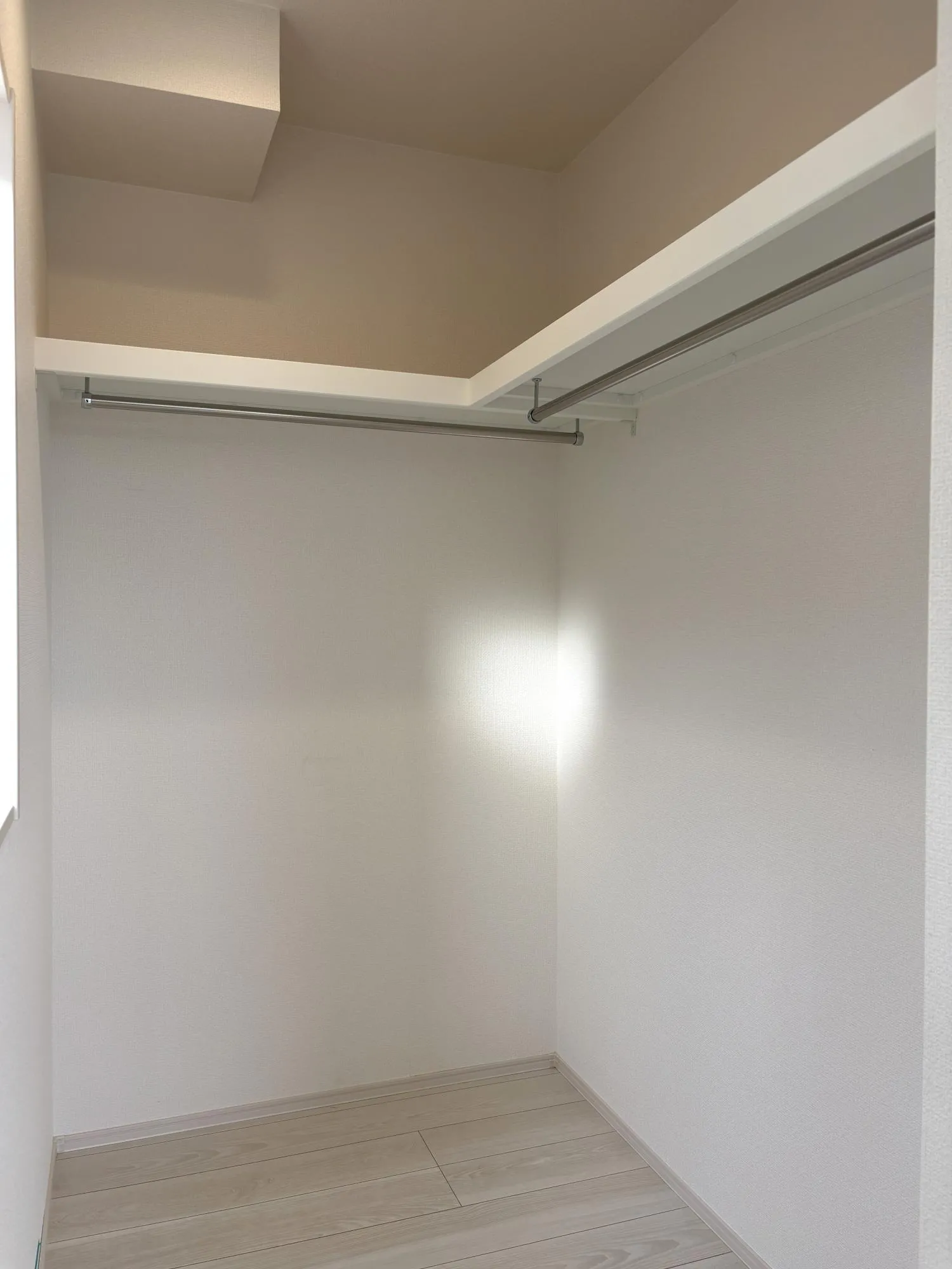 【7.0洋室WIC(2号棟)】衣類や季節物をすっきり収納。居室空間を広く美しく保てる、快適さと実用性を兼ね備えた主寝室です。