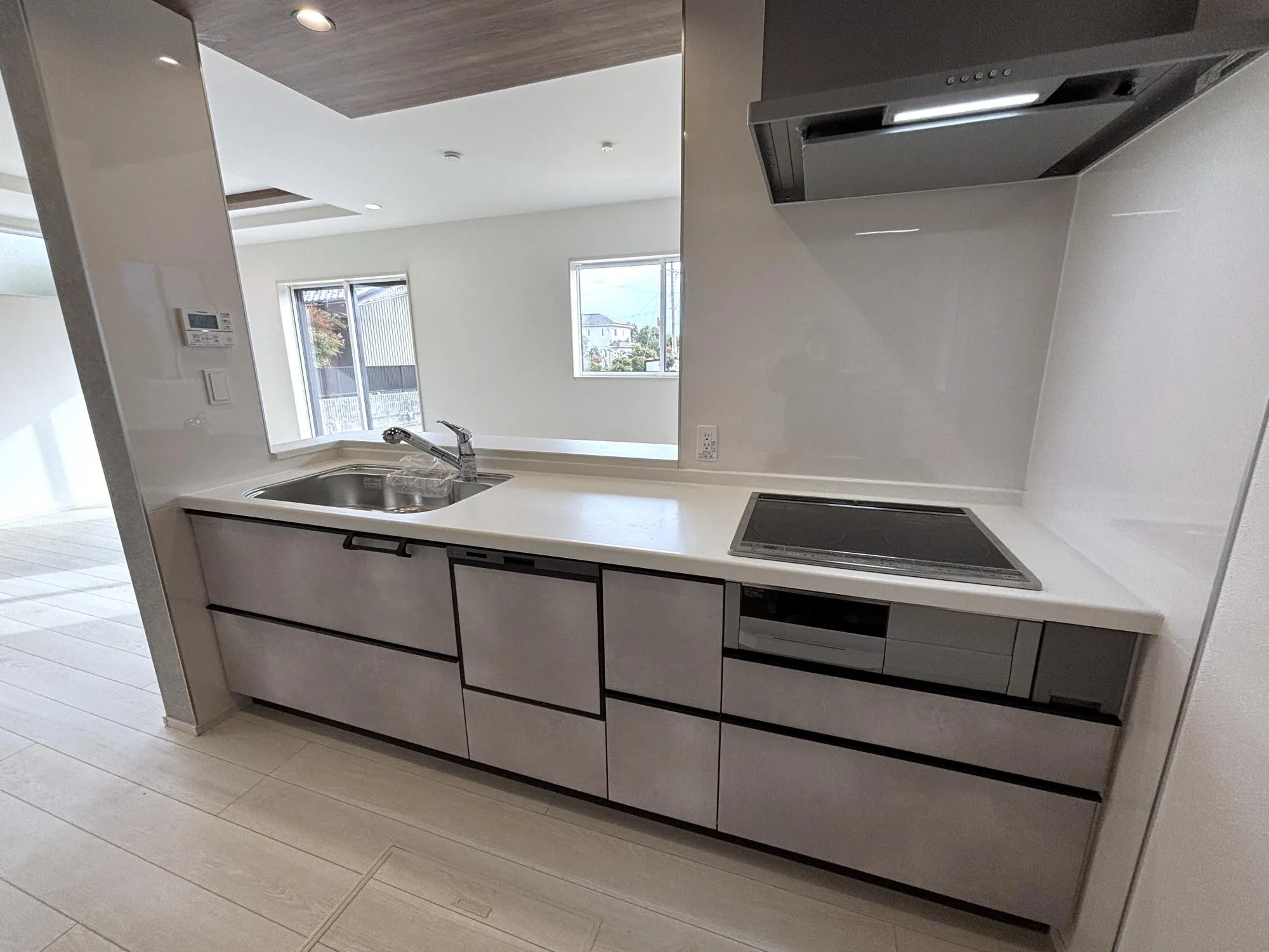 【キッチン(2号棟)】リビングにいるご家族と会話を交わしながら料理ができ、自然と家族の時間が増える対面式キッチンです。