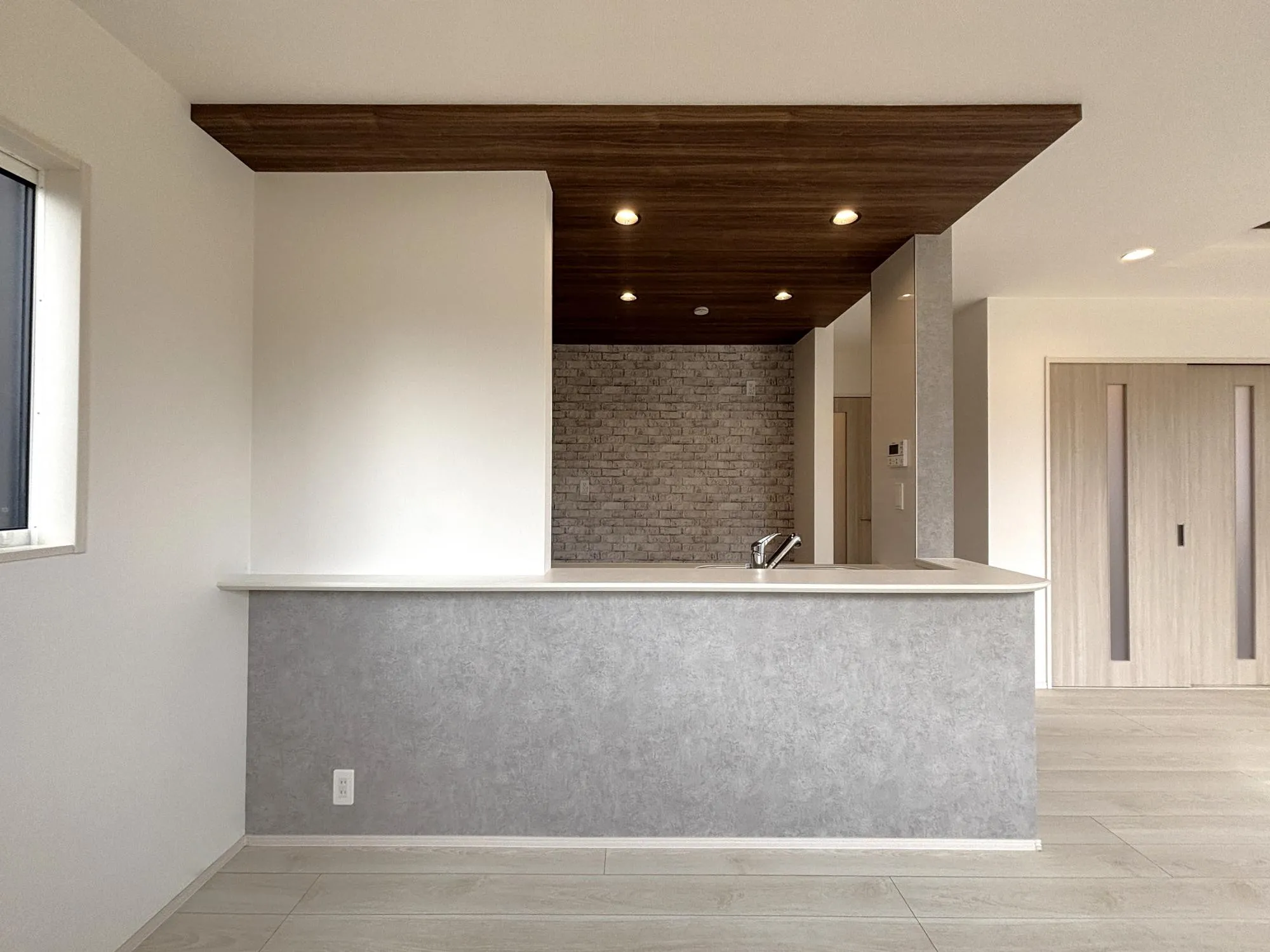 【キッチン(2号棟)】ポップアップ天井とアクセントクロスの組み合わせが、おしゃれさを引き立て、楽しくお料理できるキッチン空間を演出します。