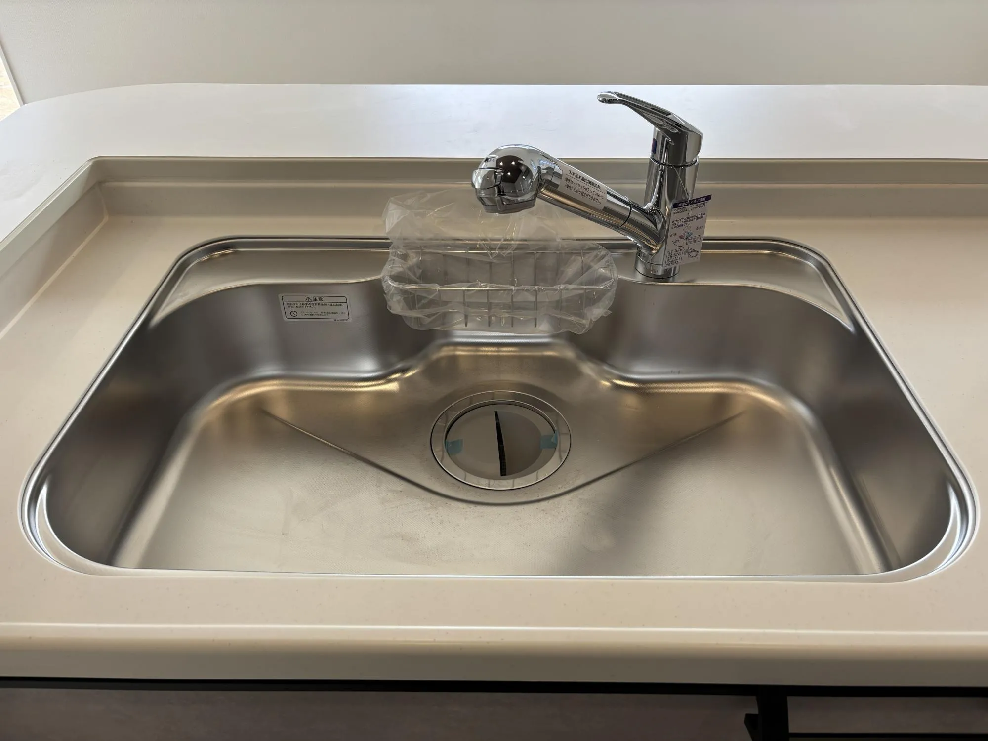 【シンク(2号棟)】ゆとりがあるため中華鍋や寸胴鍋も斜めにせず、そのまま置くことができます。