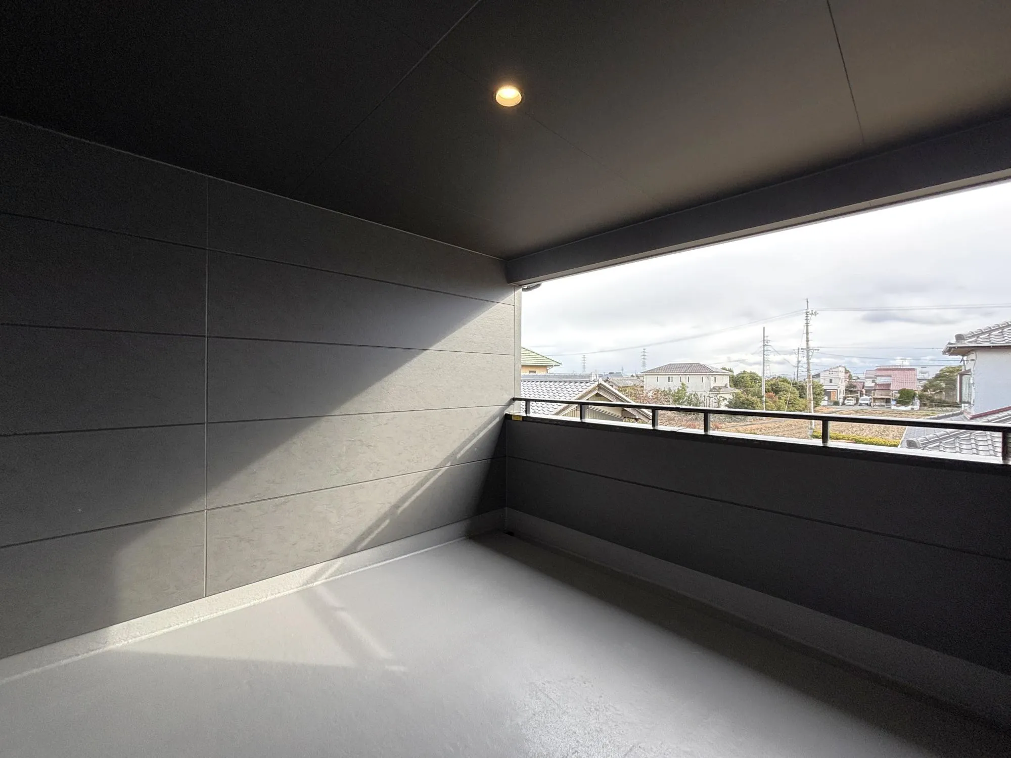 【バルコニー(2号棟)】屋根付きだから天候を気にせず使えるインナーバルコニー。廊下と洋室から行き来ができてプライバシーを守れます♪