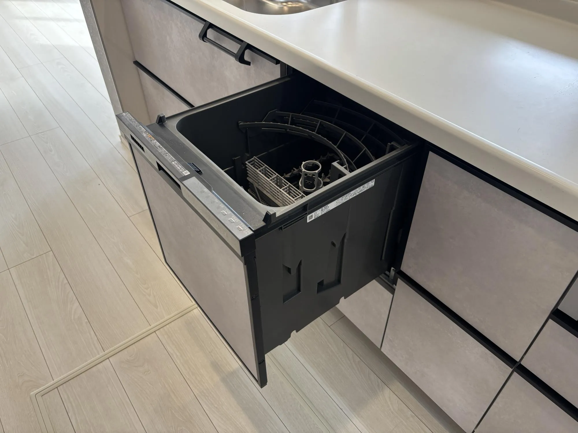 【食洗器(2号棟)】気になる油汚れも簡単にお手入れでき、除菌効果も期待できるので、キッチンをいつも清潔に保てます。