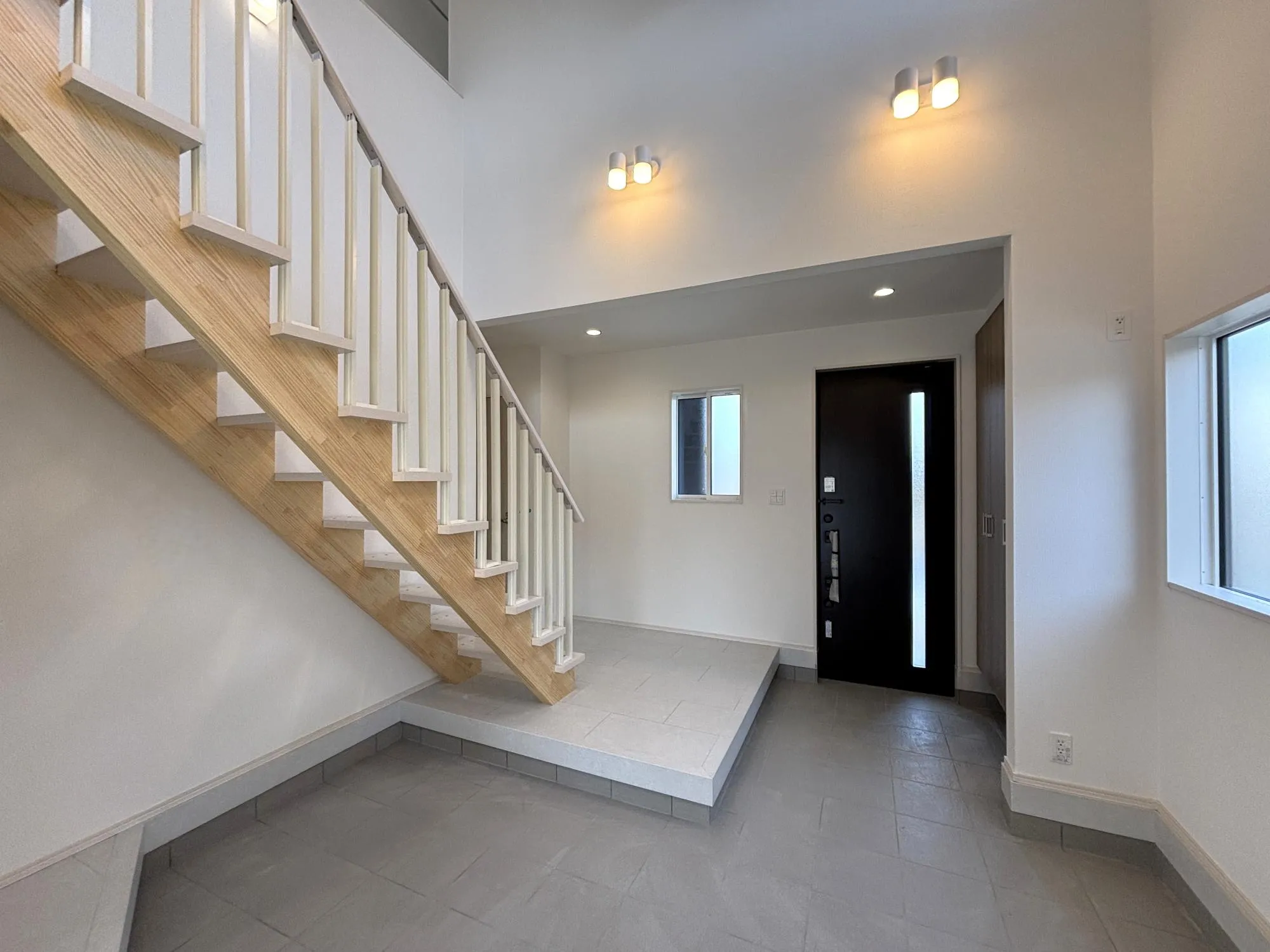 【玄関(2号棟)】物置や趣味として利用できる広々マルチエントランス。ベビーカーやアウトドア用品もすっきり片付く、機能的な玄関空間です。