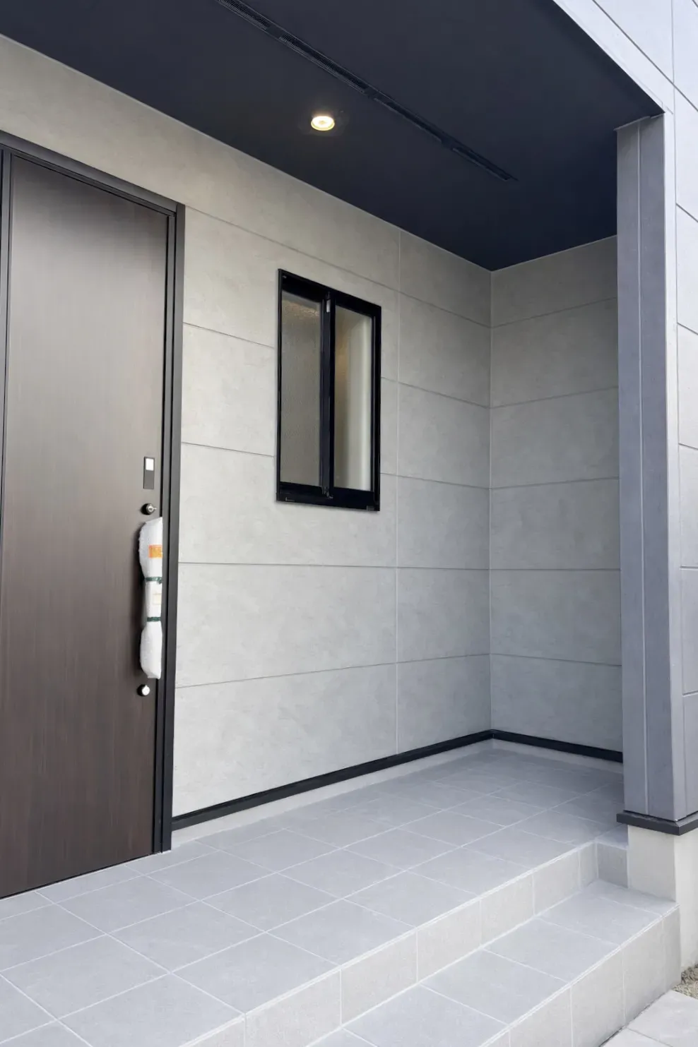 【玄関アプローチ(2号棟)】雨の日や荷物の多い日も安心して使える、配慮の行き届いた玄関アプローチ。毎日の出入りをスムーズにし、暮らしの快適さを高めます。