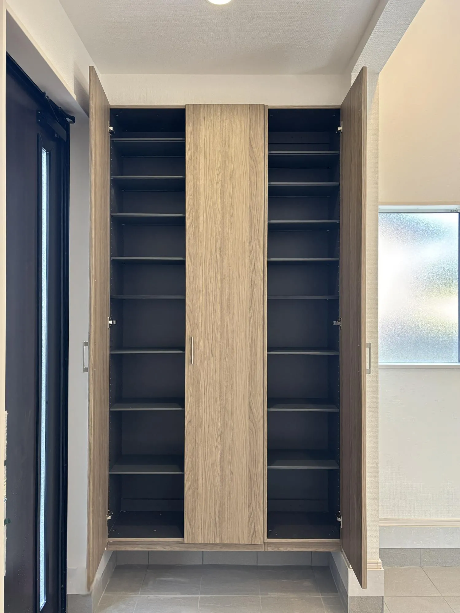 【玄関収納(2号棟)】大型シューズボックスを設置。全身鏡がついているのもうれしいですね。