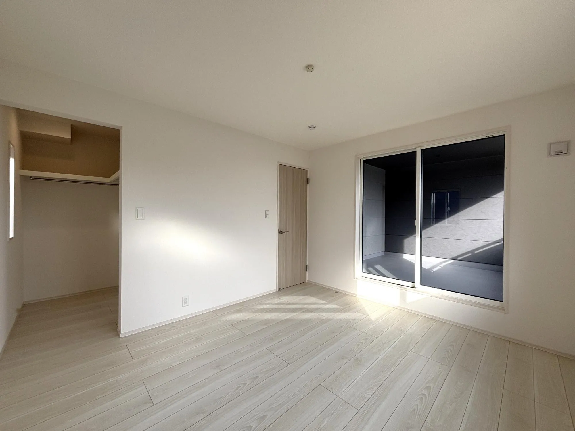 【7.0帖洋室(2号棟)】ダブルベッドも検討できる、落ち着きのある広さの主寝室。収納家具を置いてもゆとりがあり、毎日の疲れをやさしく癒す、心安らぐプライベート空間です。