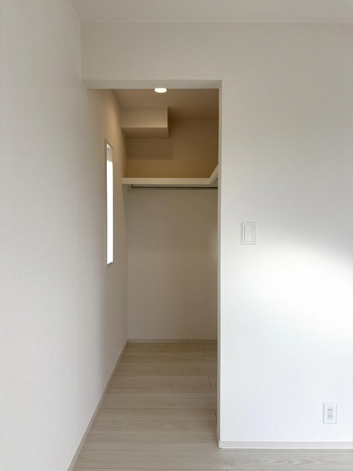 【7.0洋室WIC(2号棟)】大型収納のウォークインクローゼットを主寝室に設置。