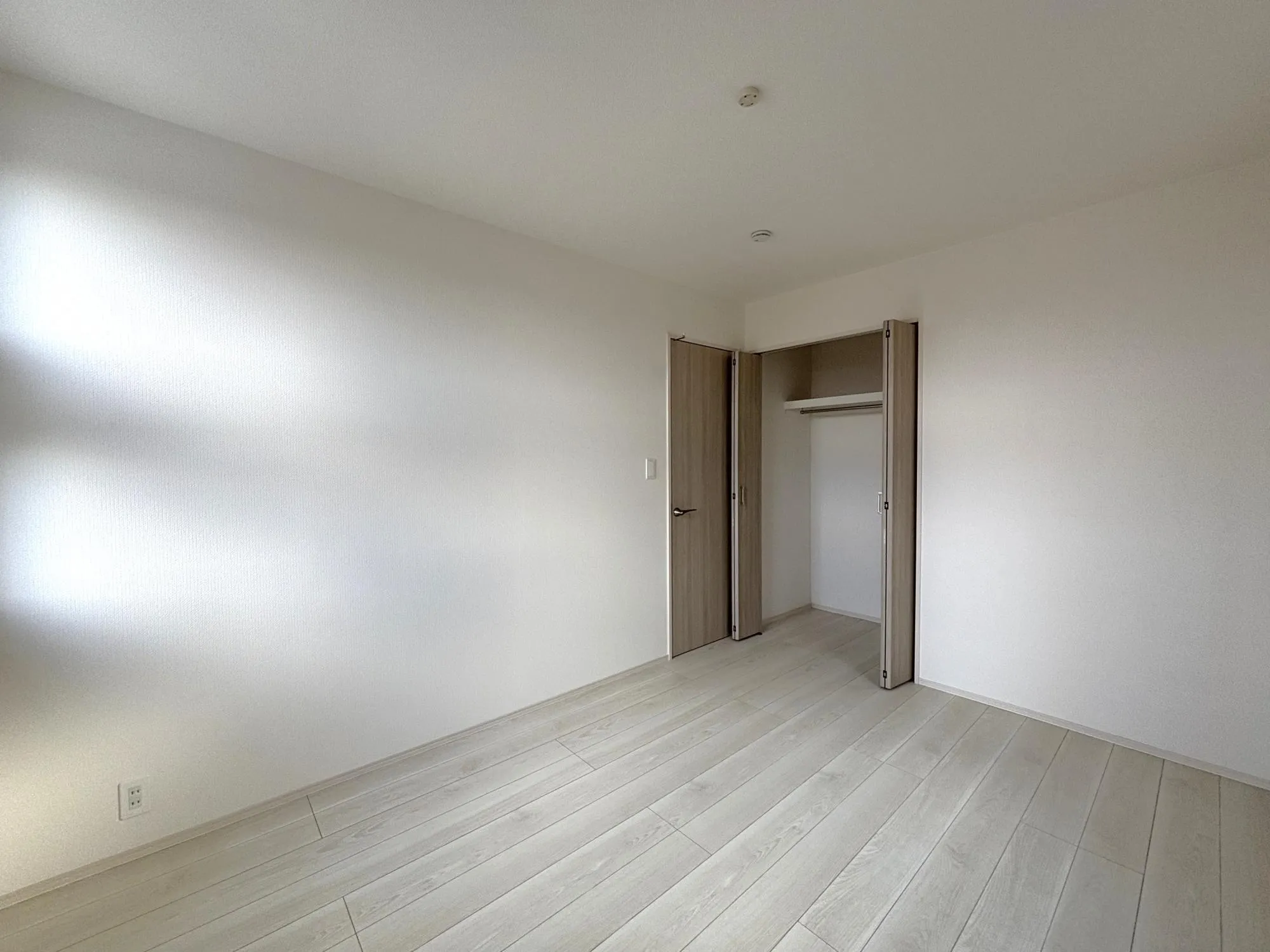 【6.0帖洋室(2号棟)】ベッド・机が無理なく配置でき、成長に合わせて使える子供部屋にちょうどいい広さ。