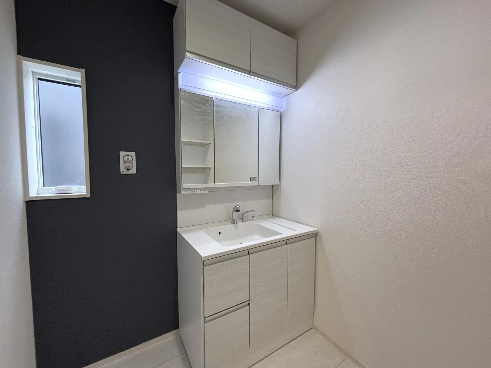 【洗面室(2号棟)】三面鏡付の洗面台には、上部吊戸棚と洗面ボウル下、三面鏡の中に収納があります♪