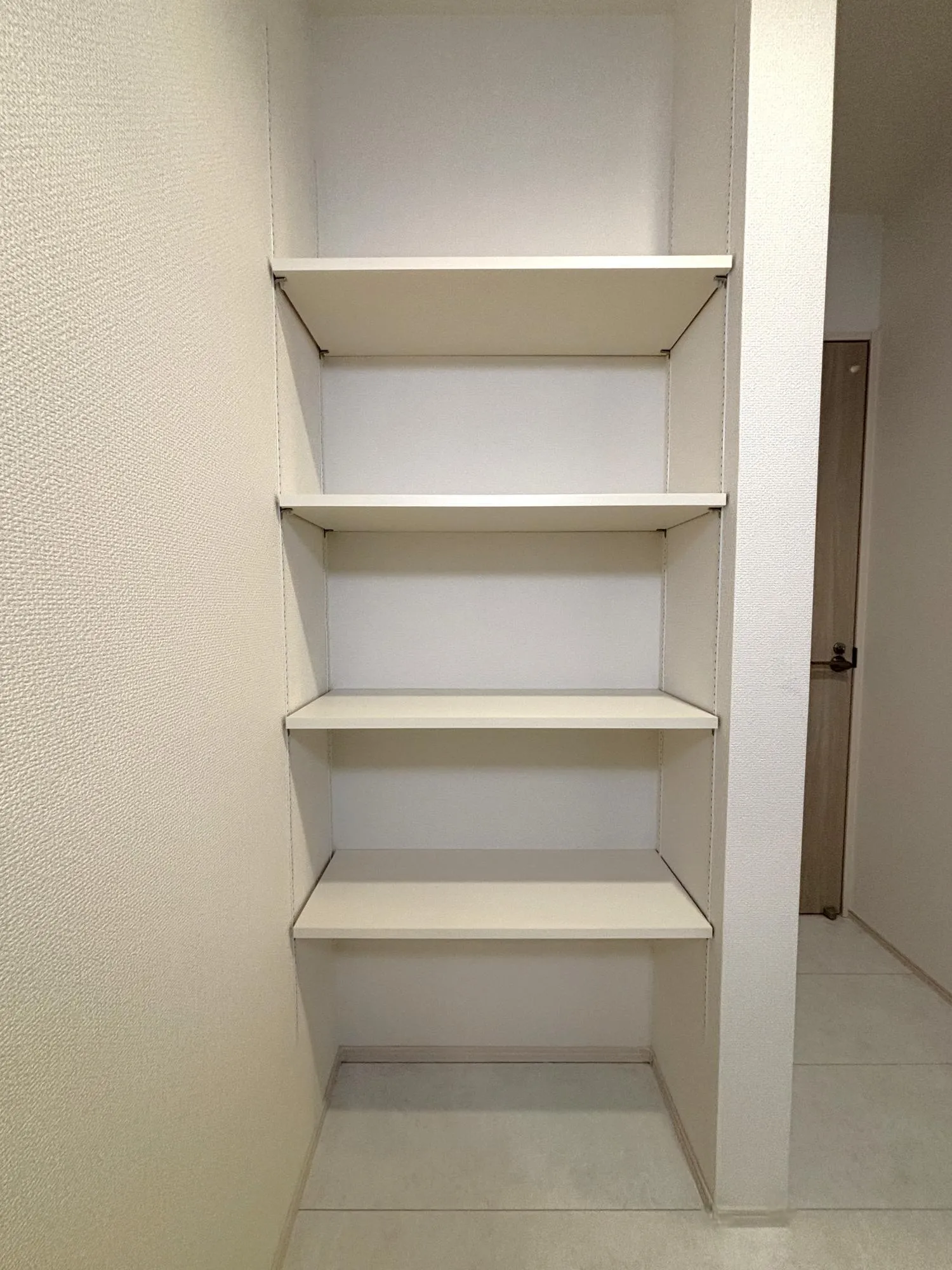 【洗面室収納(2号棟)】洗面室にはタオルや洗剤、日用品をすっきりしまえる収納を採用。可動棚で高さを自由に調整でき、家族のライフスタイルに合わせて使いやすくカスタマイズできます。