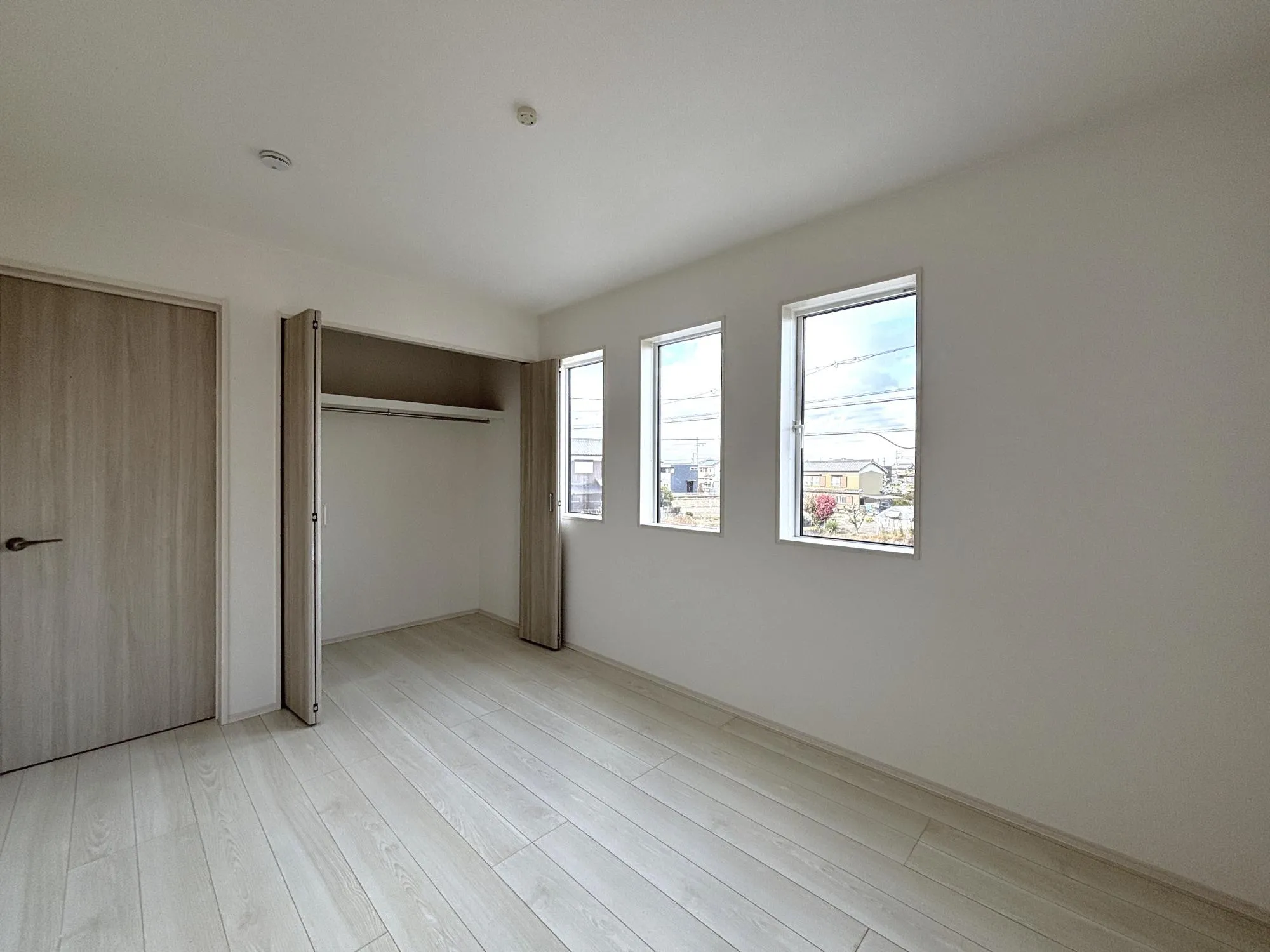 【6.0洋室(2号棟)】落ち着いた広さを確保した6.0帖洋室。プライベートな時間を大切にしながら、快適に過ごせる居室空間です。