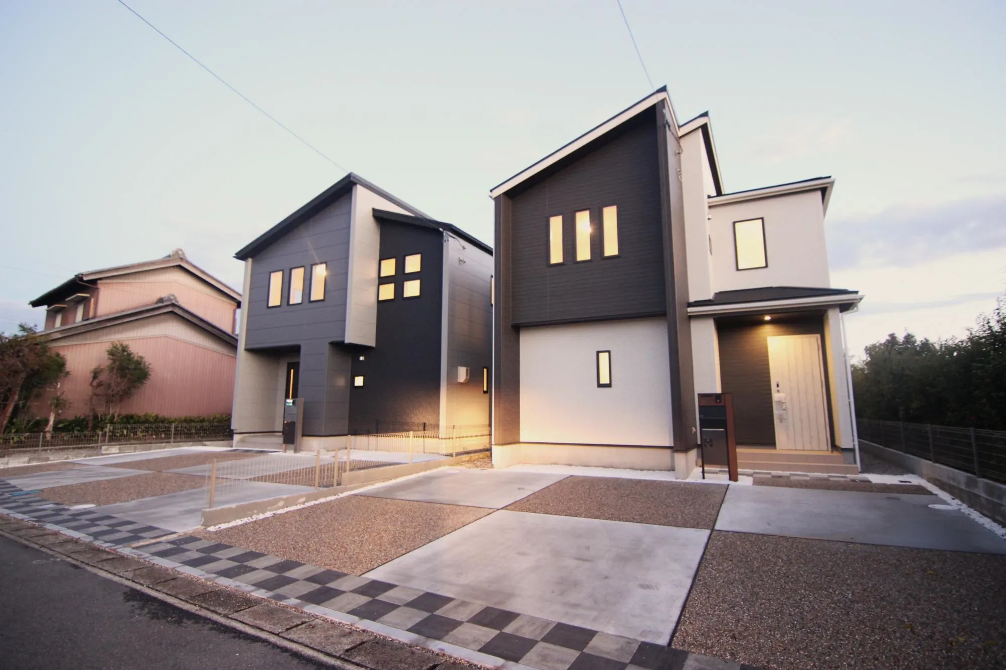 【外観写真】名鉄尾西線「佐屋」駅まで徒歩8分の通勤・通学に便利な立地。病院や公園も徒歩圏内にそろい、子育て世帯にも安心でうれしい住環境です。