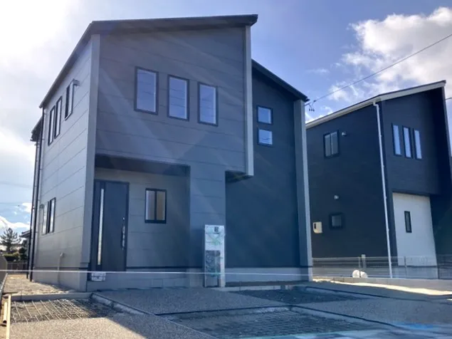 【外観写真(2号棟)】水回りを集約した、家事導線良好な間取り設計◎各居室、廊下、床下など様々な場所に収納を設けており、住空間を広々とお使いいただけます。