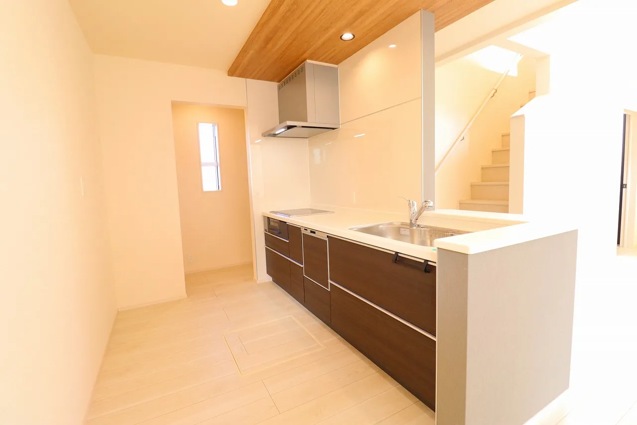 【4号棟キッチン+パントリー】