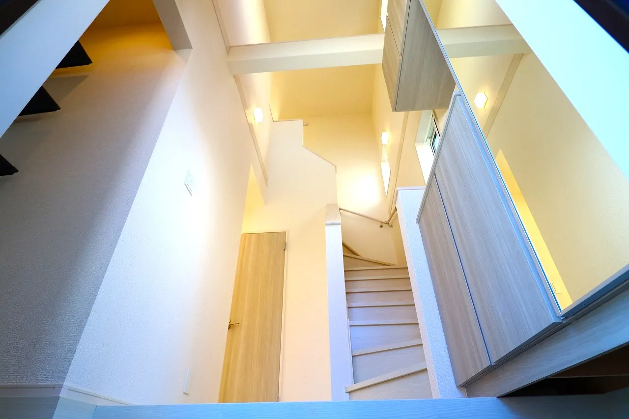 【5号棟玄関吹き抜け】