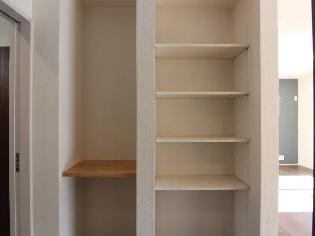 LDK可動棚4段・カウンター 1号棟