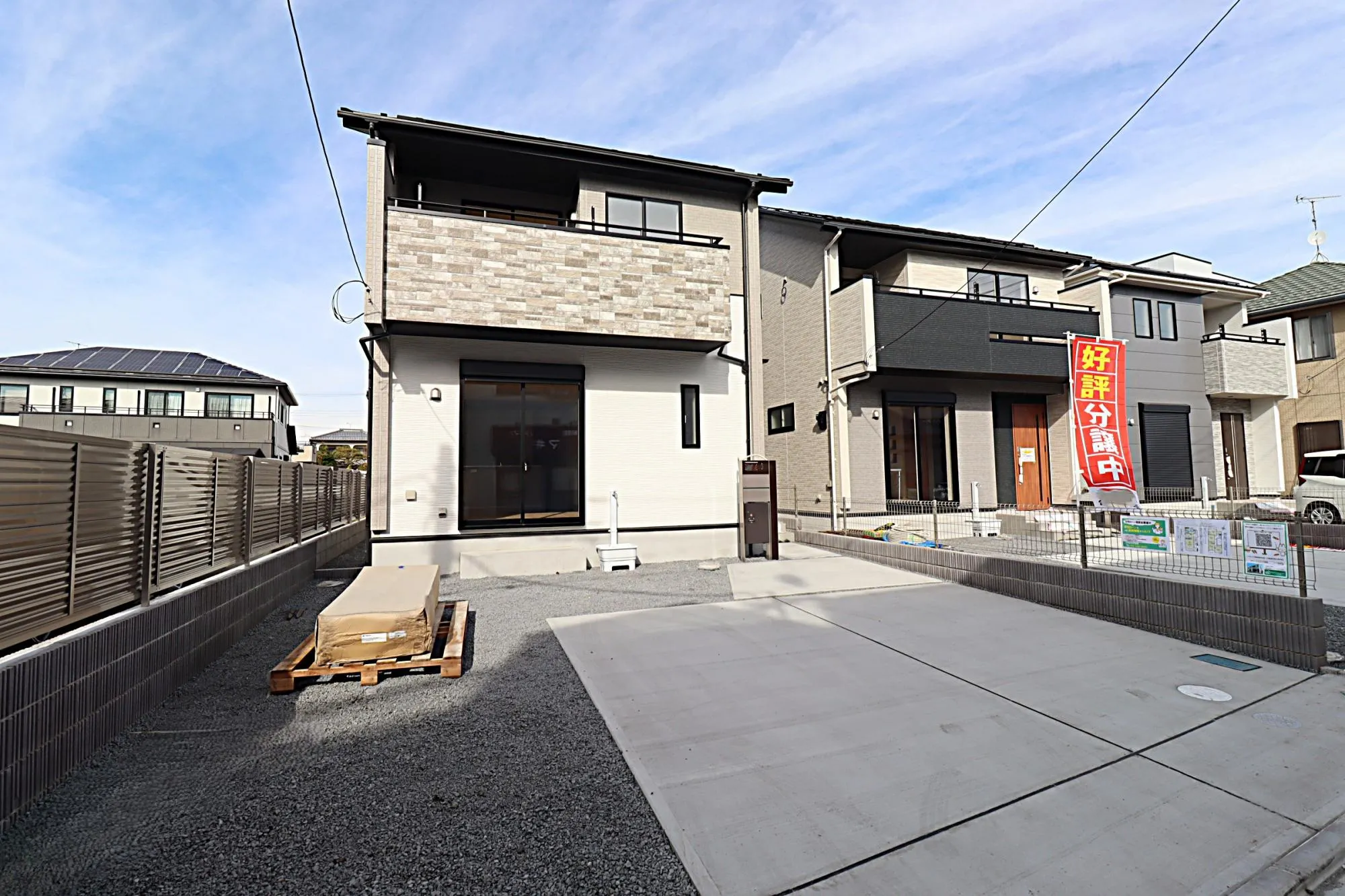 前道路を含む外観