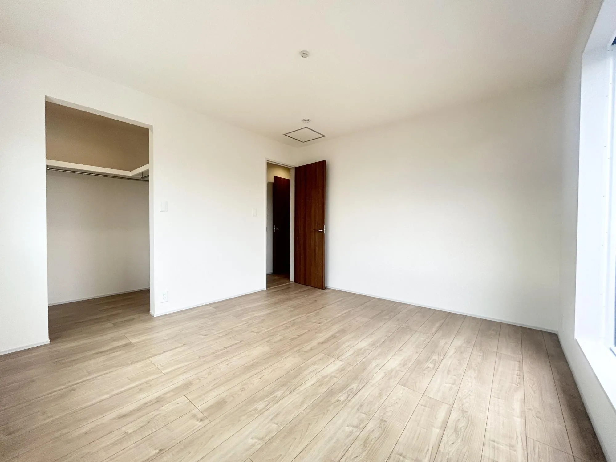 朝日をあびて、体内時計をリセット。清々しい朝の光をあびて、すっきりと目覚める。一日のスタートに大切な日当たりを家族のために。