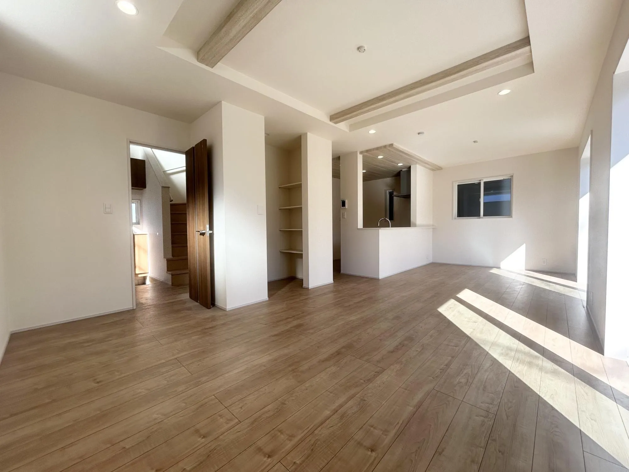 広々としたリビングが魅力的♪日当たりもよく居心地の良い空間です。自然と家族が集まりコミュニケーションが弾みそうですね◎