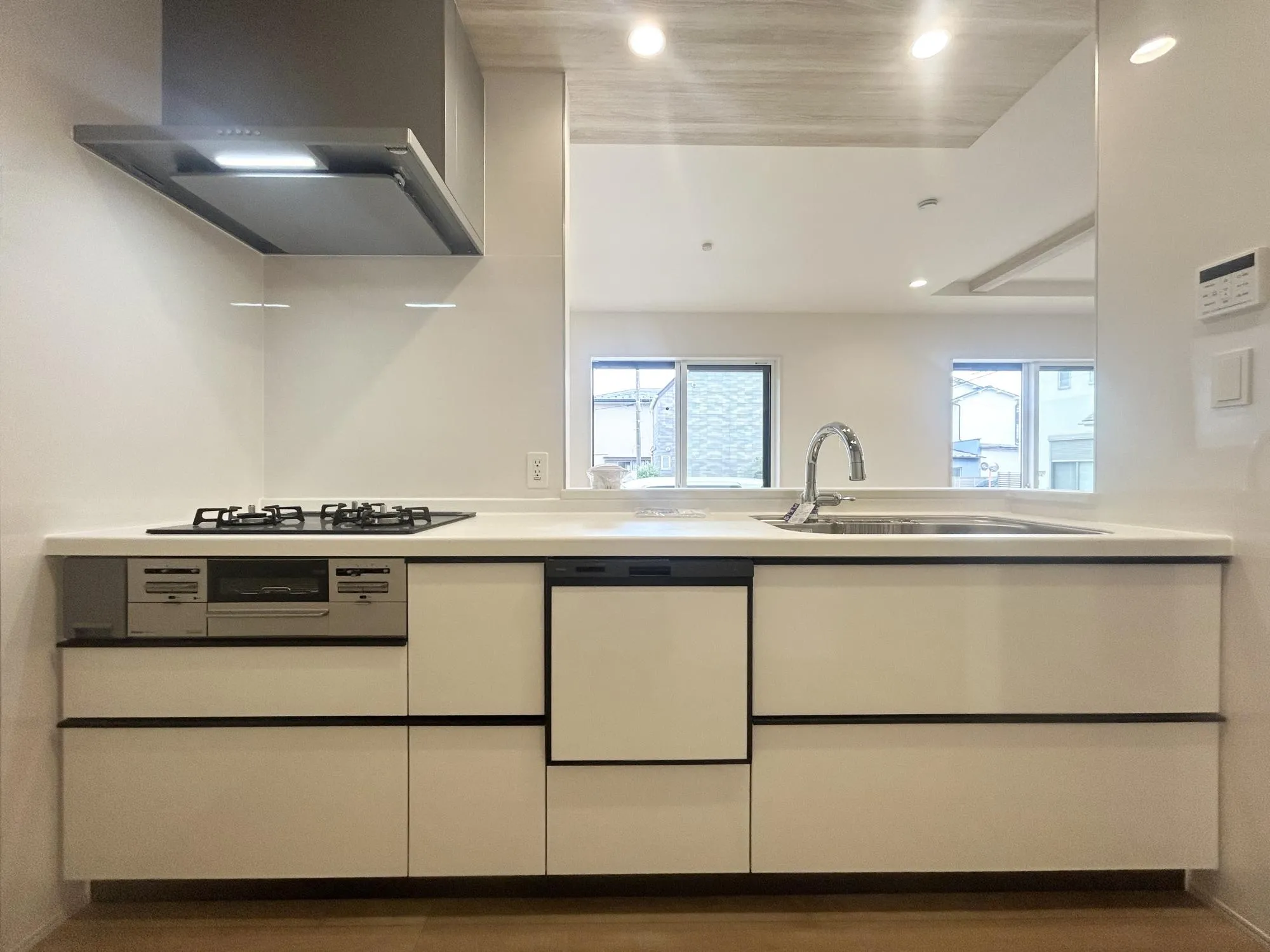 キッチンからリビング全体を見渡せ、そして、家族全員と会話ができる人気の高いオープンキッチン。大型の食器棚も設置できる広々としたキッチンスペースも魅力です♪