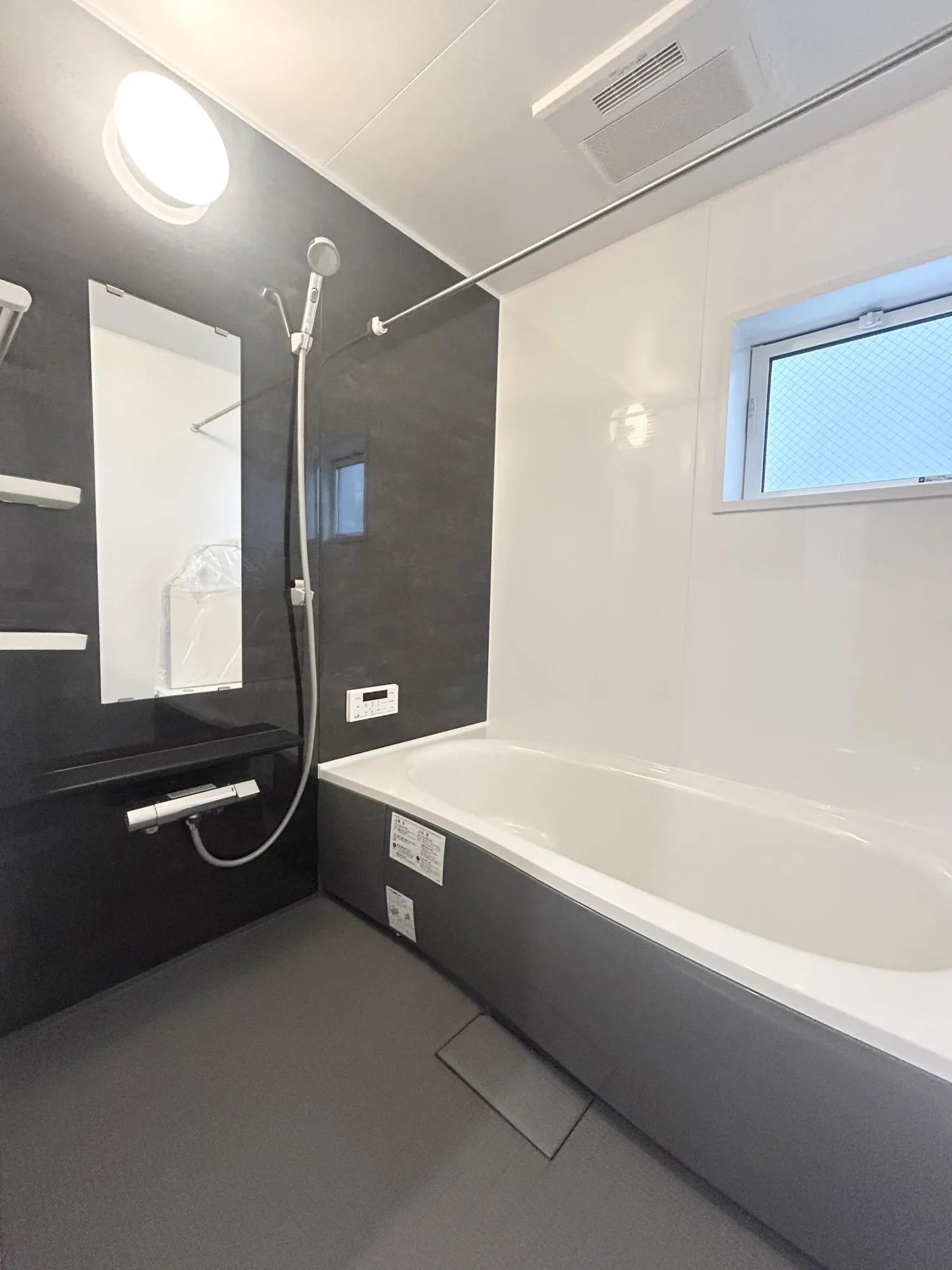 広々バスルーム。お子様とのふれあいの場所としても大切な空間。一日に疲れを癒す広々バスルームです。浴室乾燥機付きなので雨の日の洗濯はもちろん、換気が常にできてカビ防止に大活躍♪