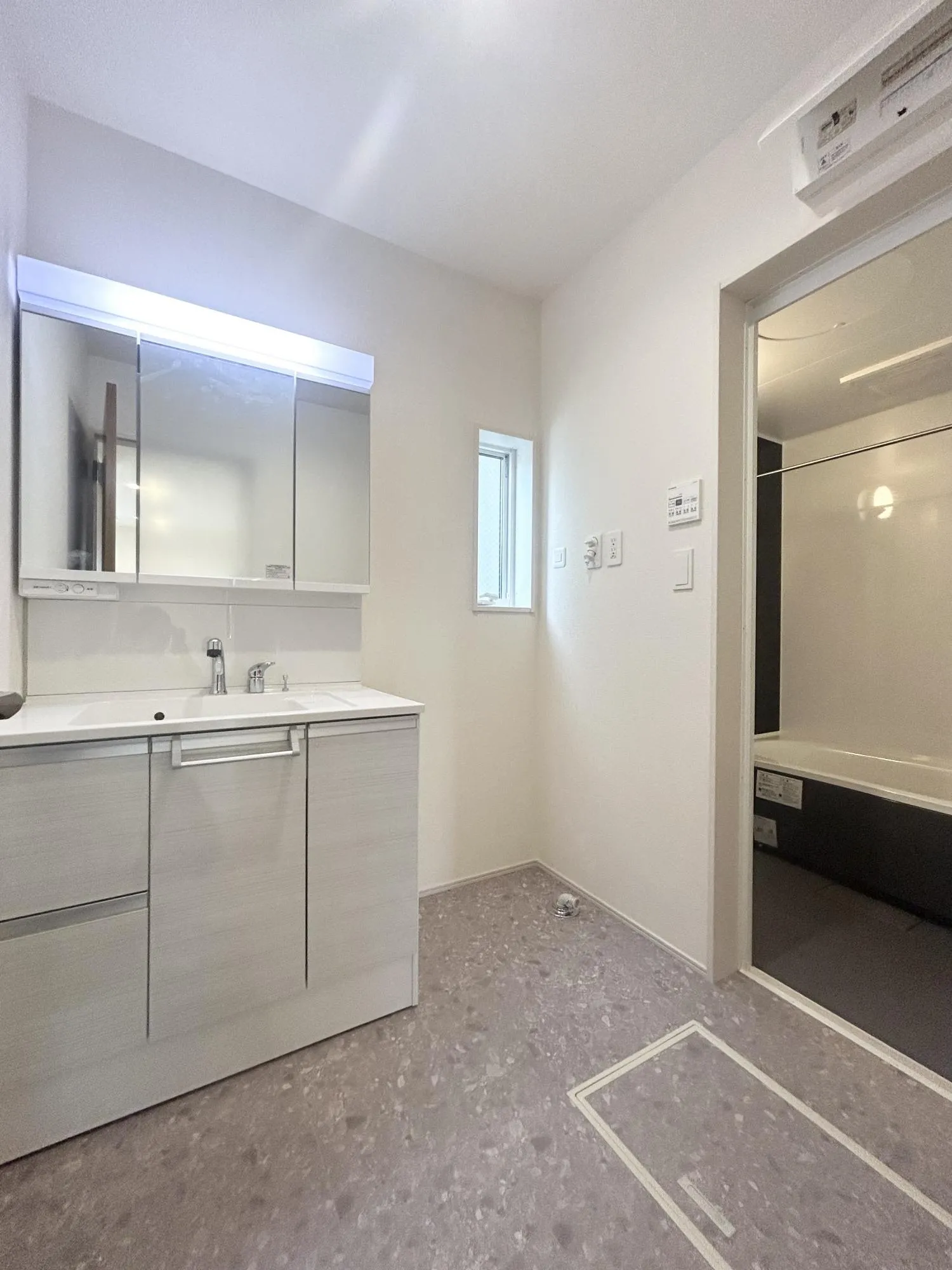 ワイドな洗面化粧台は朝のメイクやヘアセットなどの身支度もストレスなくこなせます。サニタリー収納もあるので、タオルなども綺麗に収納できて見た目もスッキリ♪