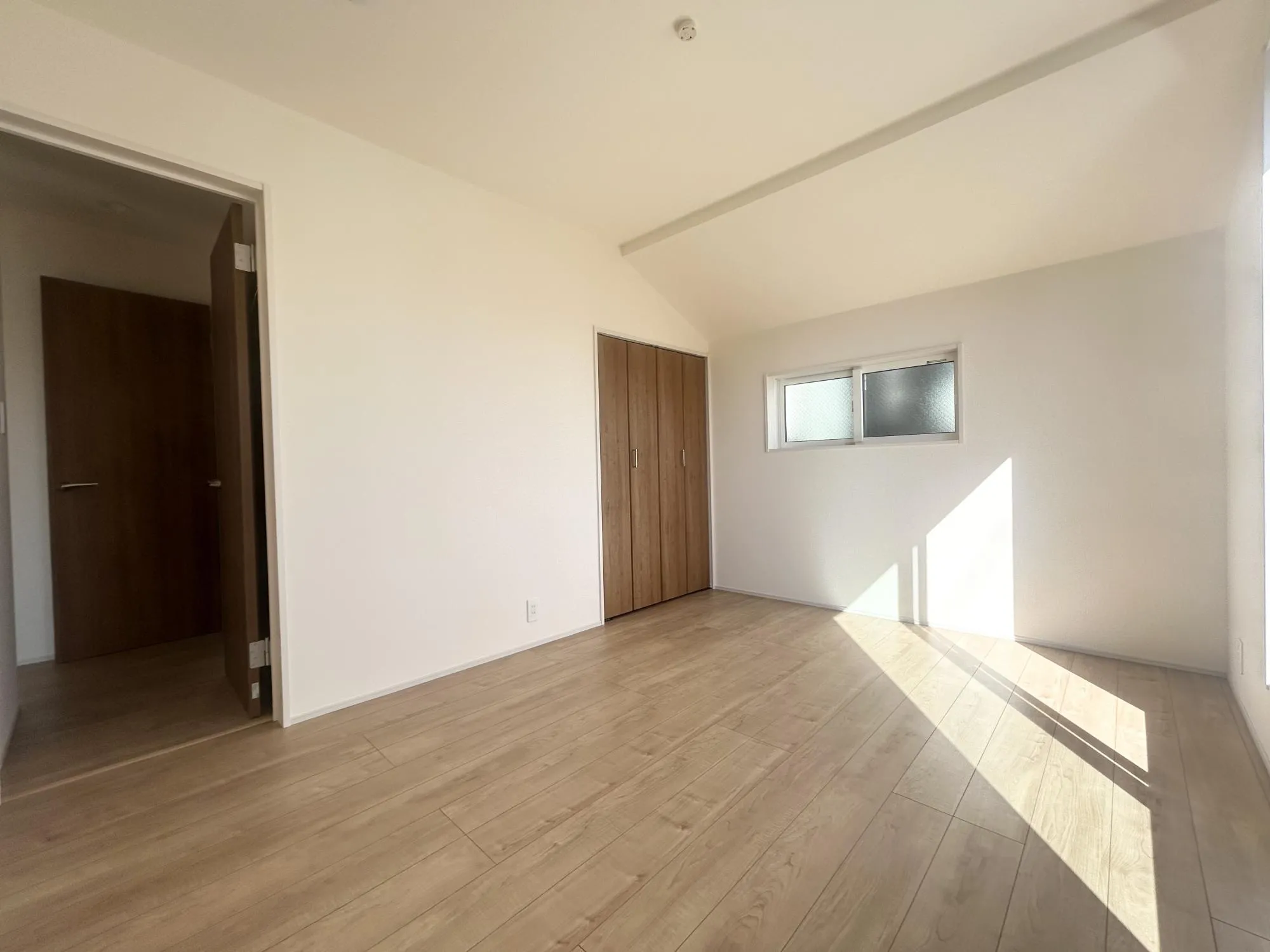 収納付き全居室なのでとても便利な仕様です♪お洋服がたくさんのご家族も安心です☆