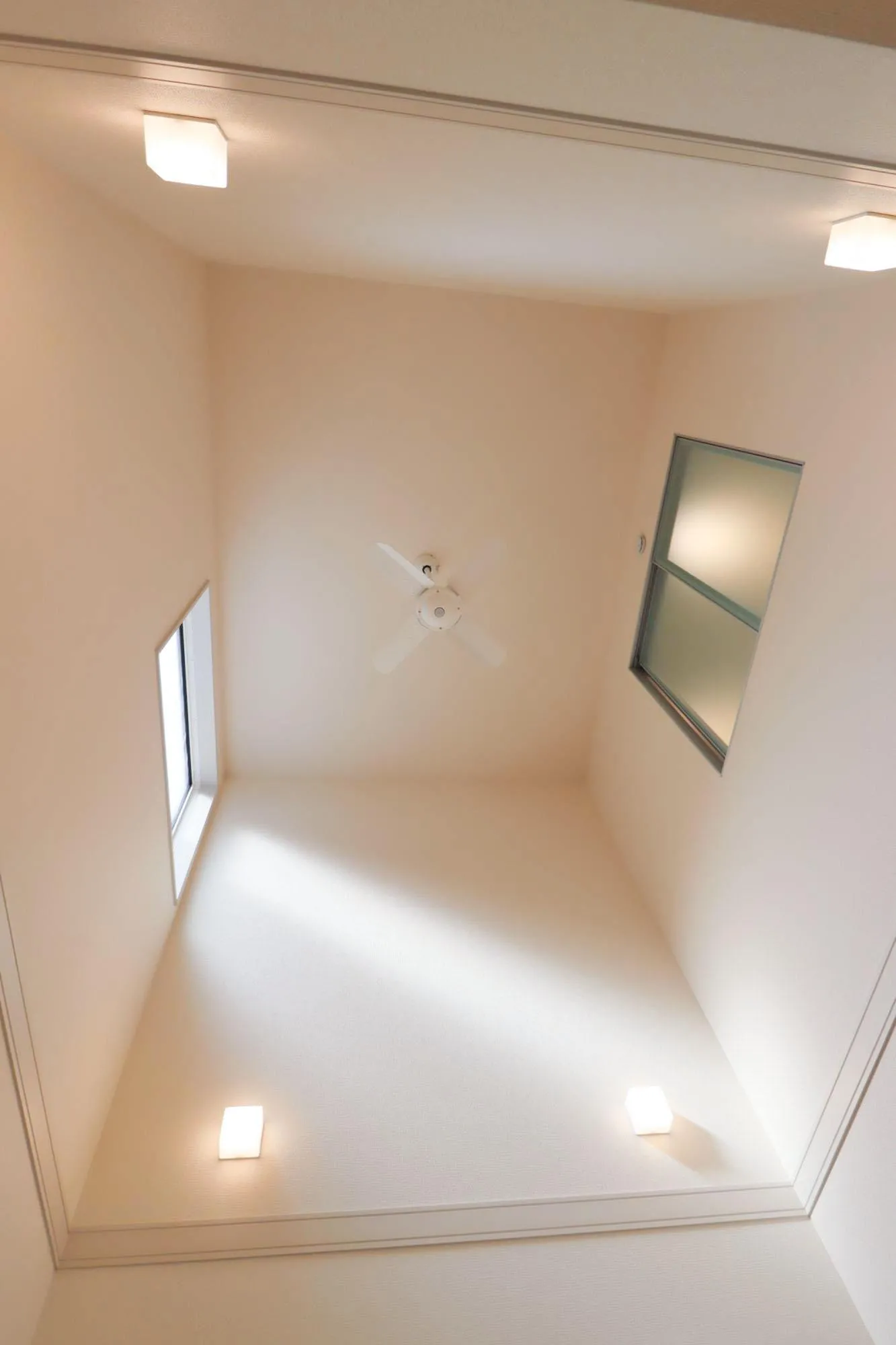 3号棟 吹き抜け
エントランス部分目線を天井に移していただきますと、明るく開放感広がる吹き抜け天井に仕上がっております♪
ぜひ現地でもご覧ください♪