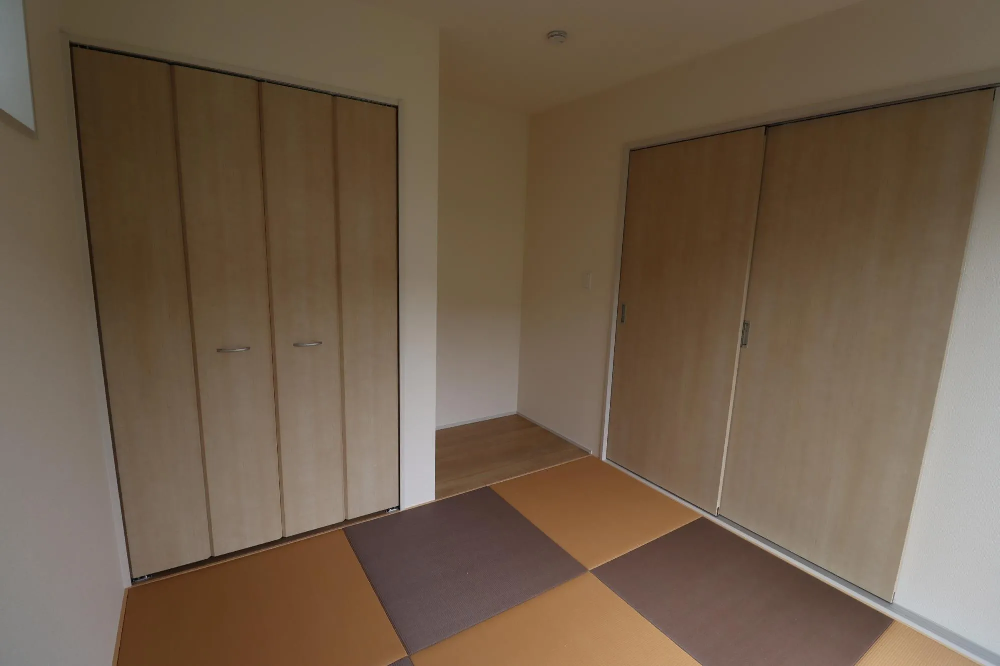 4号棟 寝室 5.25帖
こちらのお部屋は洋室仕様タタミ式です♪
しっとりと落ち着いた雰囲気でおくつろぎください♪