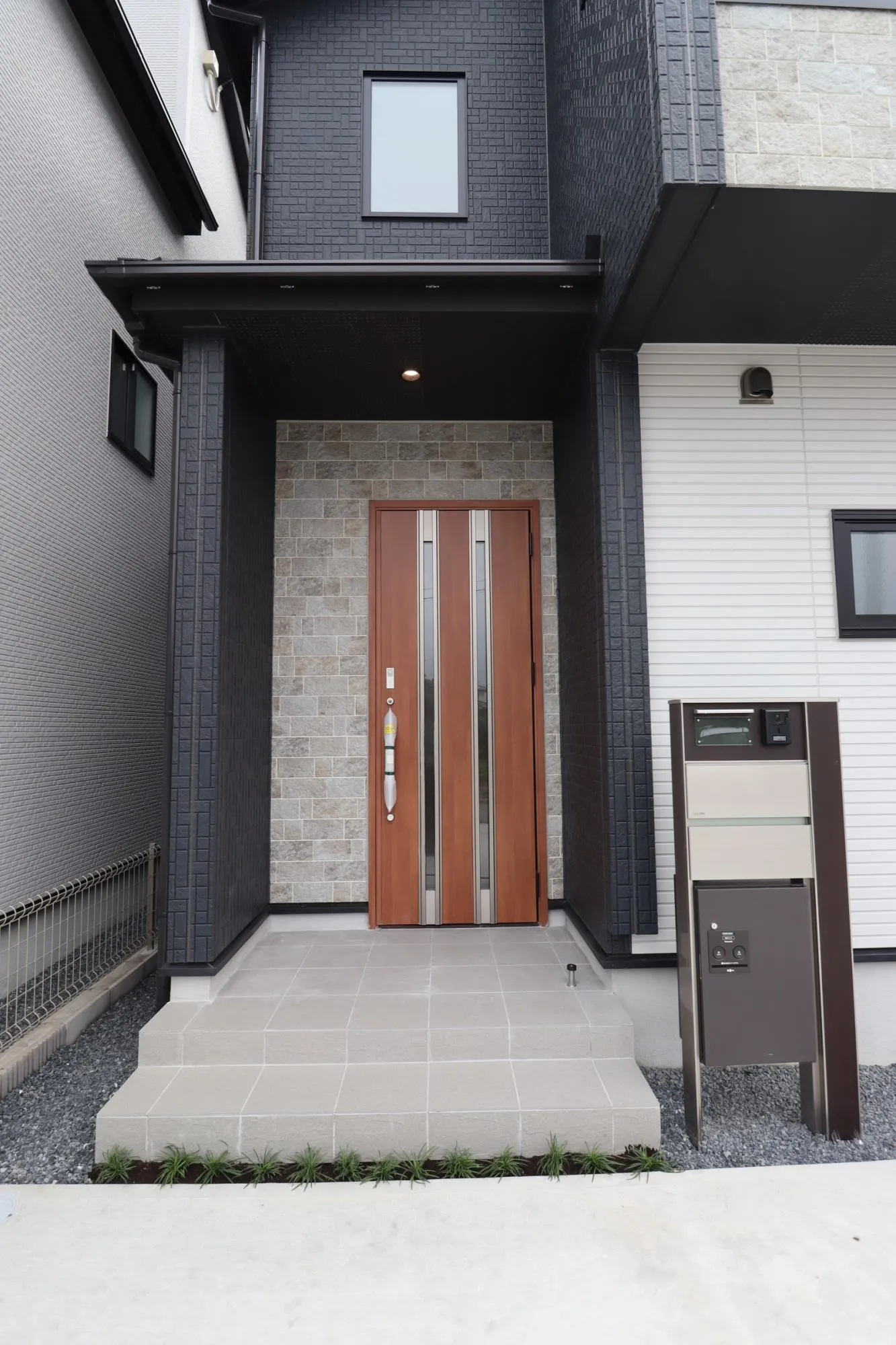 6号棟 玄関
クラシカルで品があふれる玄関です♪